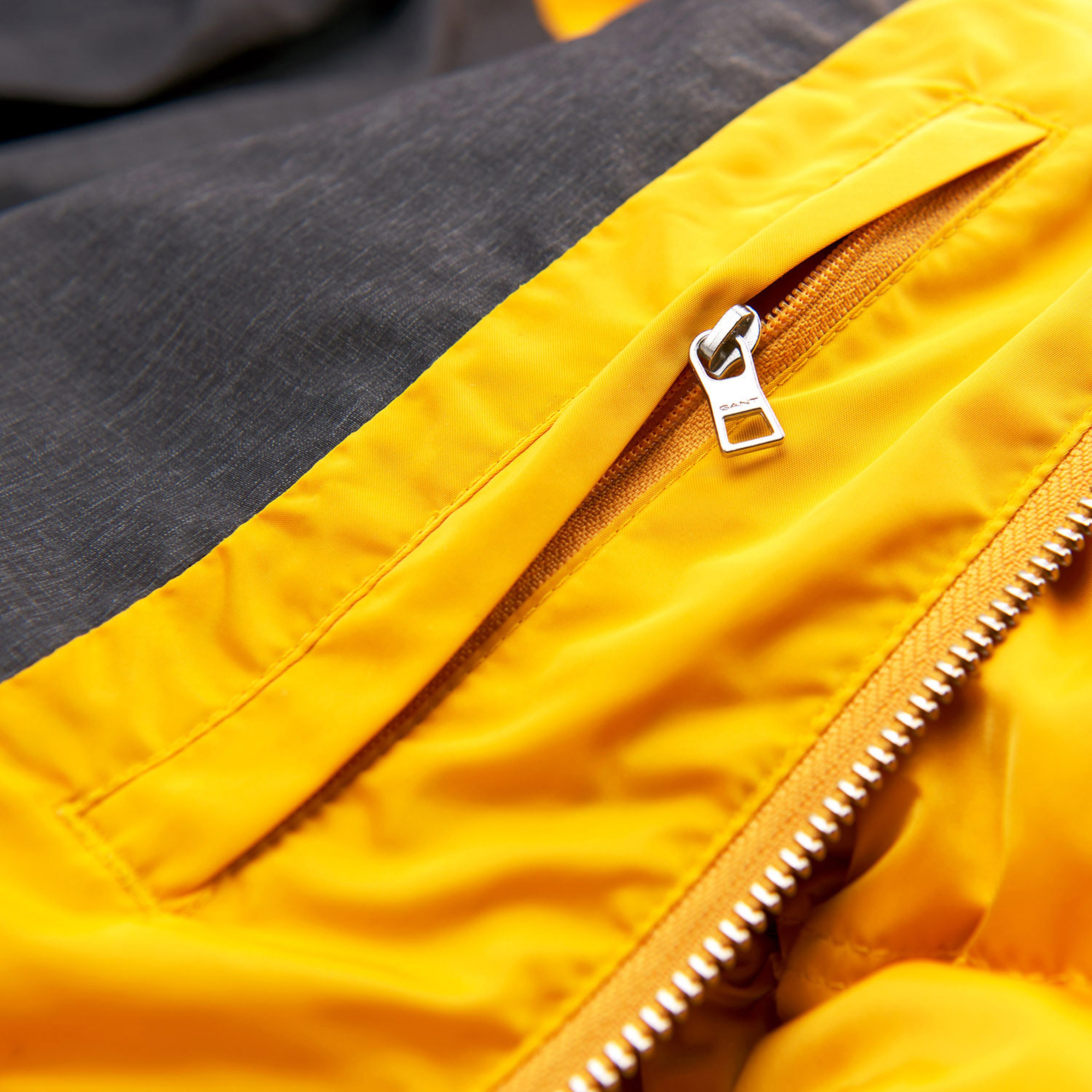 Gant Erkek Kapüşonlu Sarı Puffer Mont