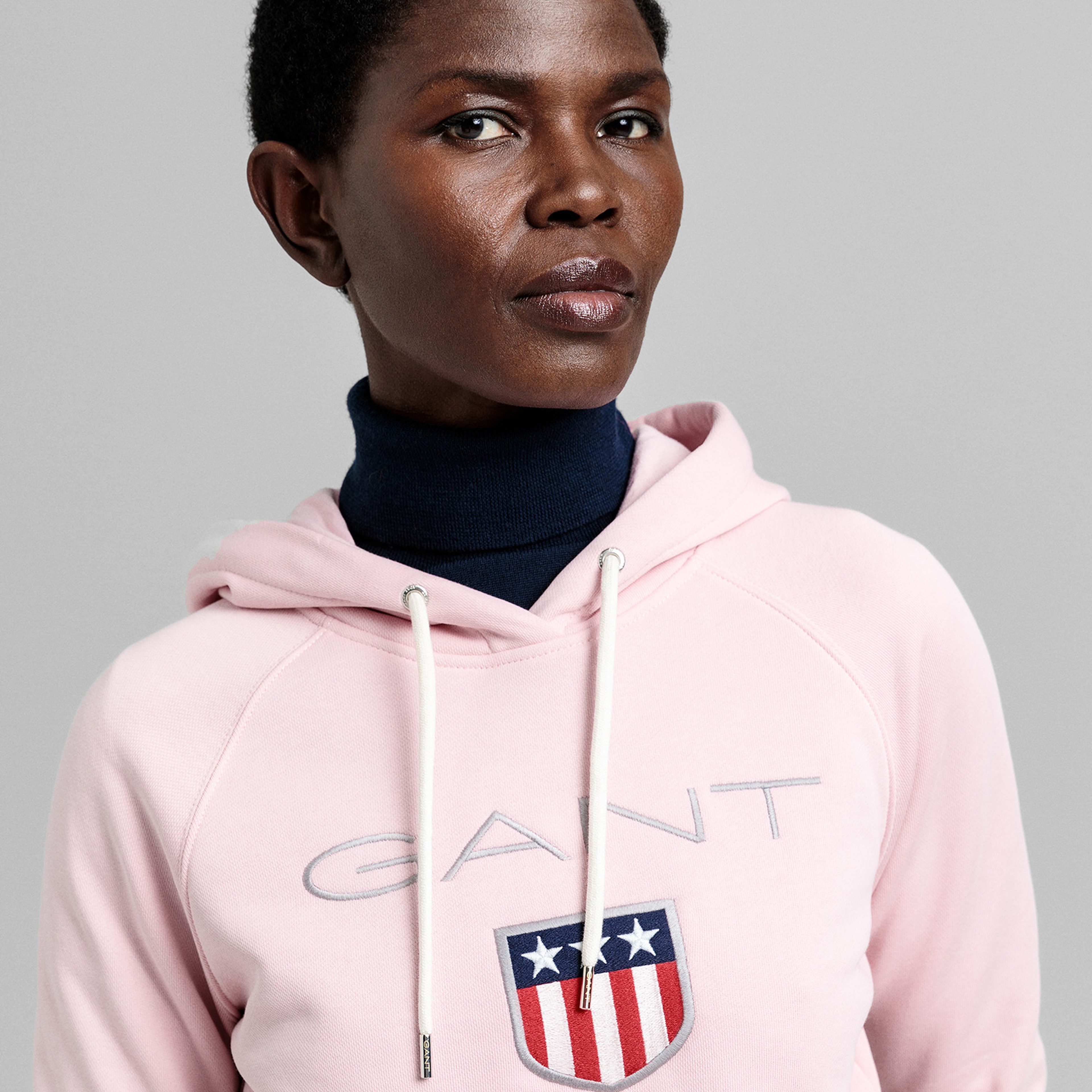 GANT Kadın Pembe Regular Fit Kapüşonlu Logolu Sweatshirt