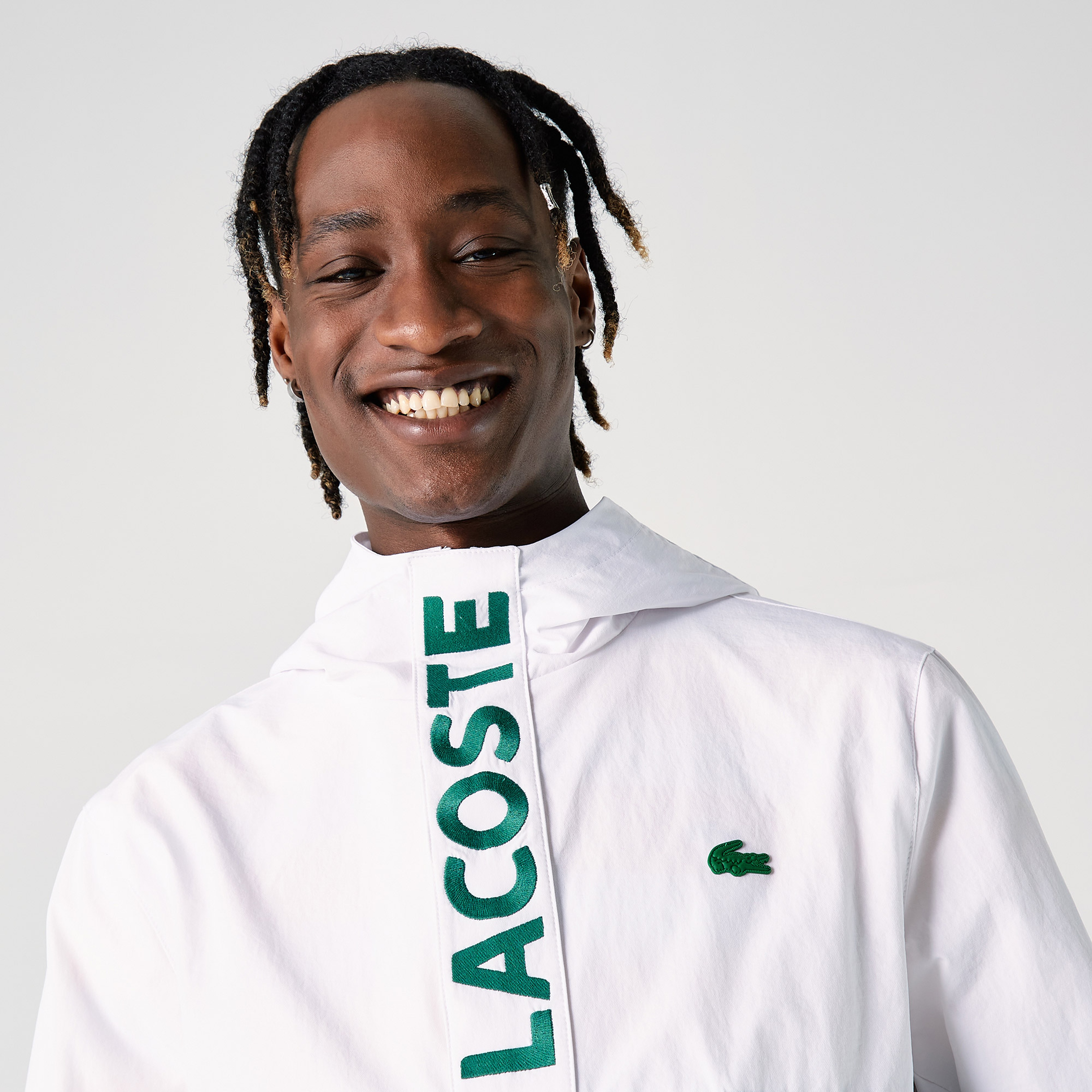 Lacoste Erkek Kapüşonlu Suya Dayanıklı Baskılı Beyaz Yağmurluk