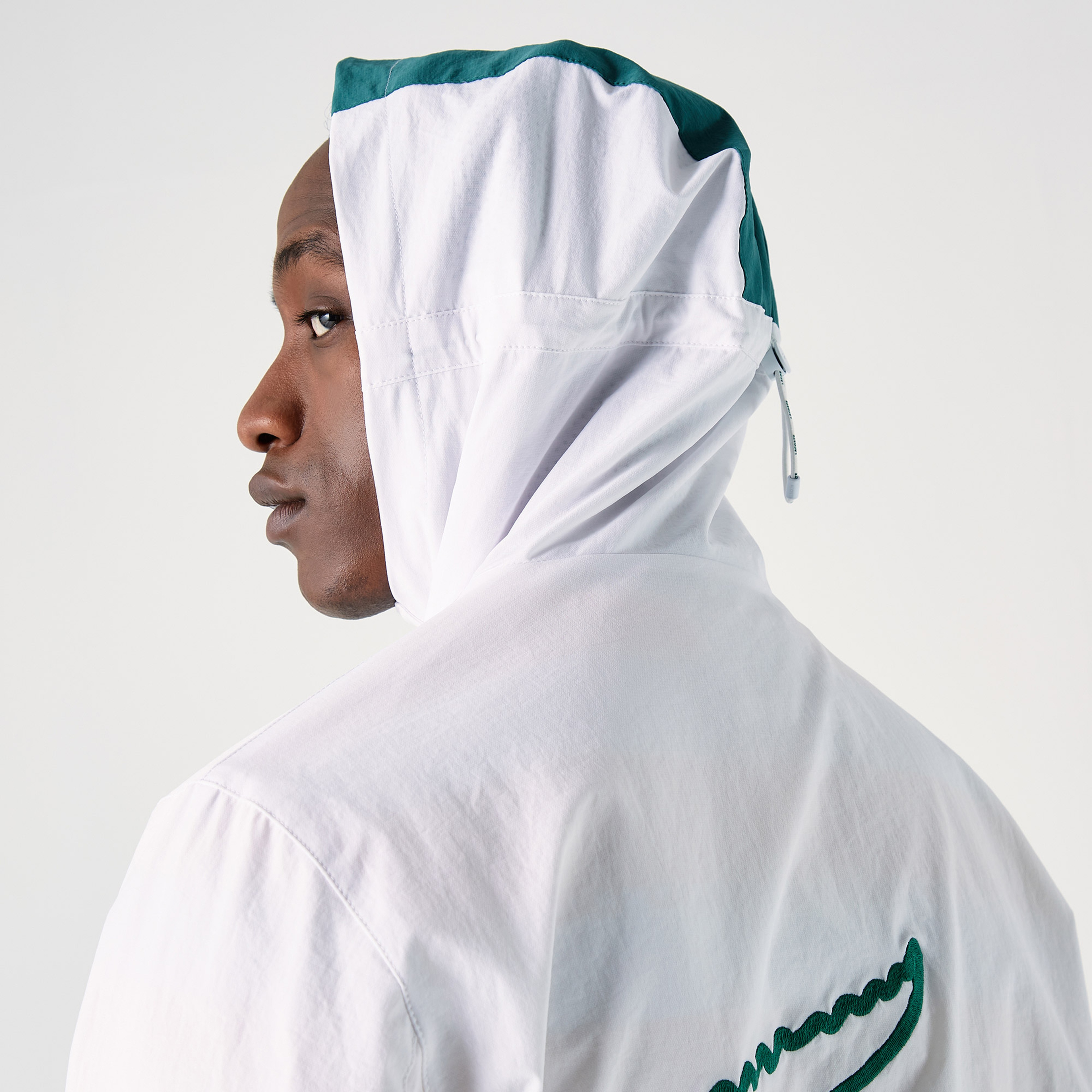 Lacoste Erkek Kapüşonlu Suya Dayanıklı Baskılı Beyaz Yağmurluk