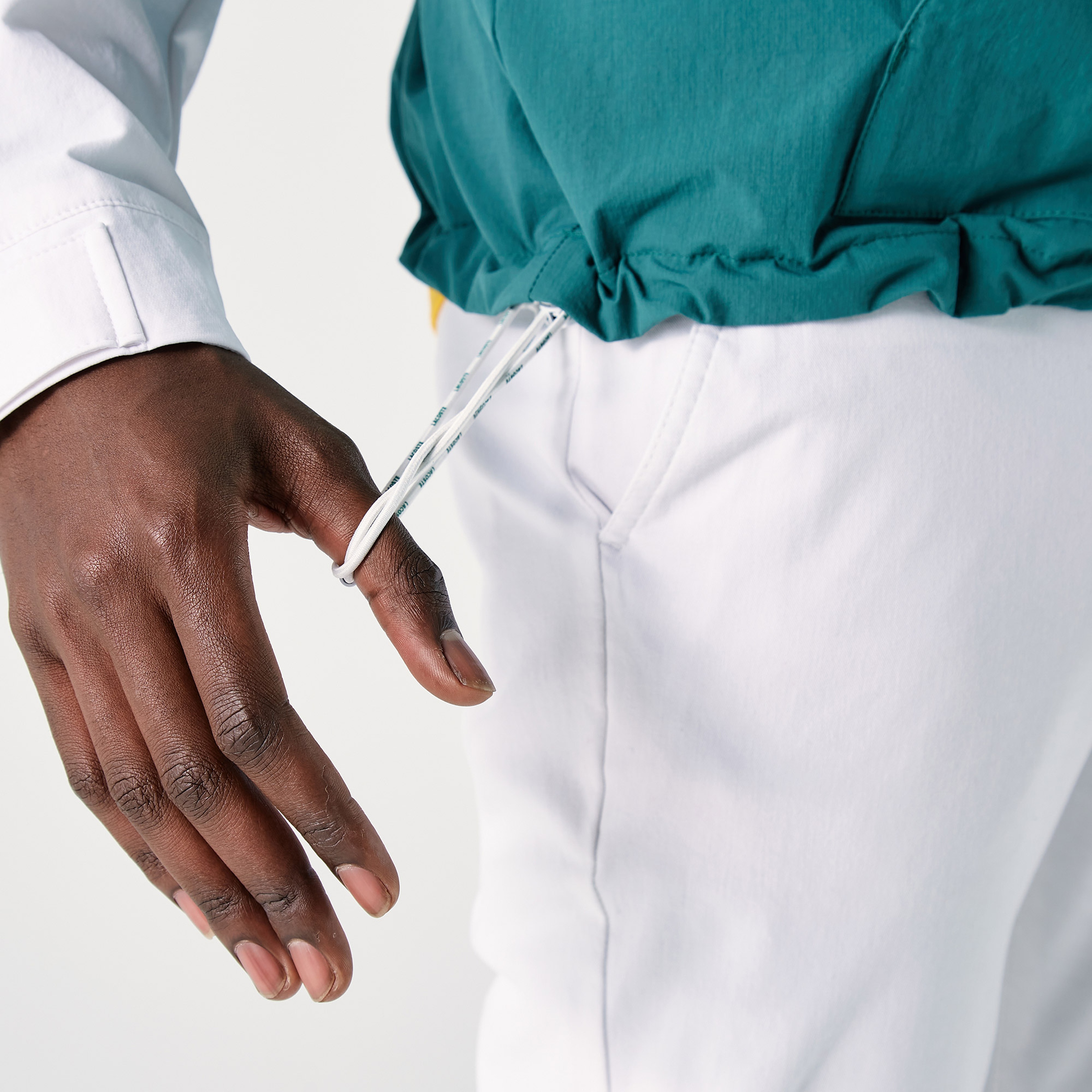 Lacoste Erkek Kapüşonlu Suya Dayanıklı Baskılı Beyaz Yağmurluk