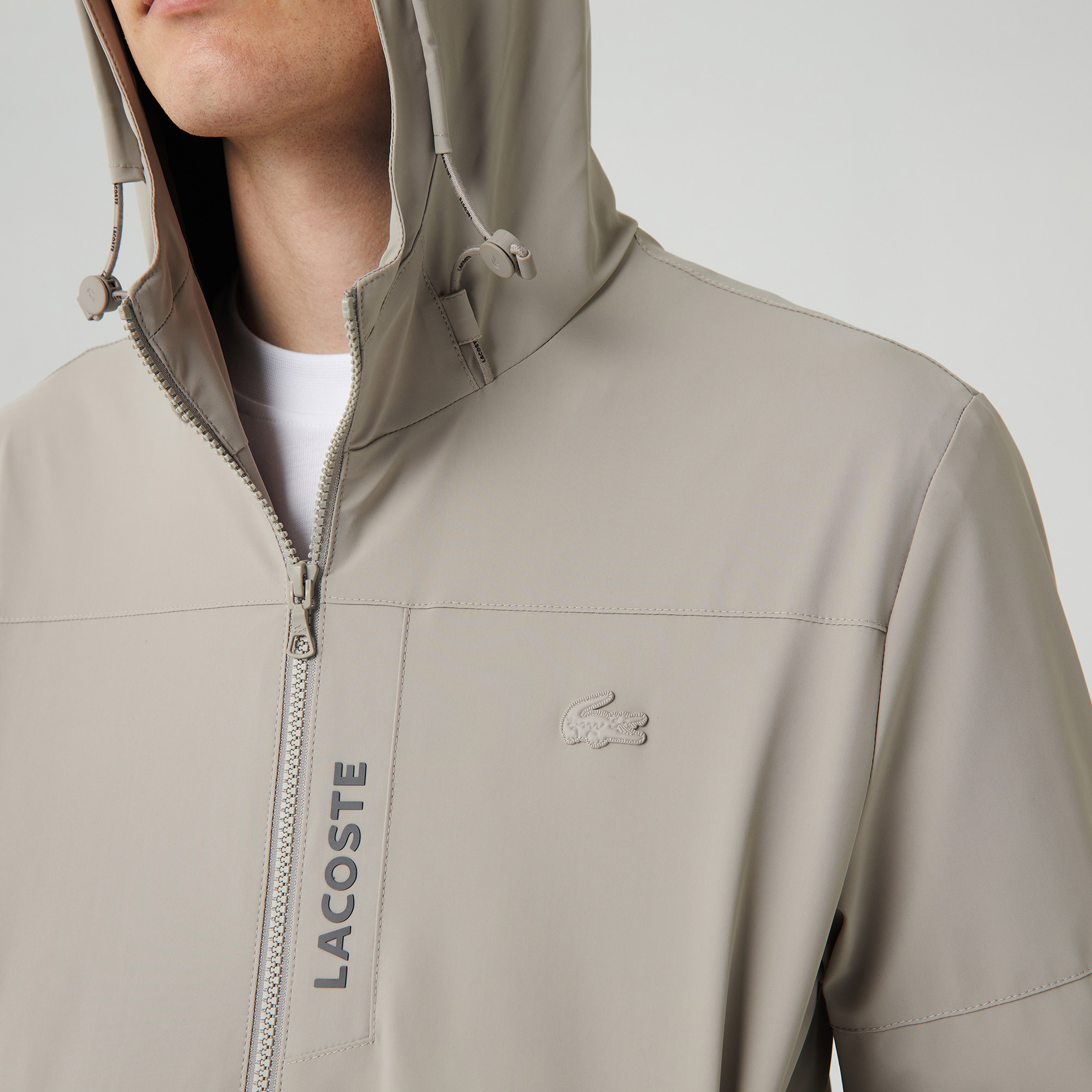 Lacoste Erkek Kapüşonlu Suya Dayanıklı Renk Bloklu Bej Yağmurluk