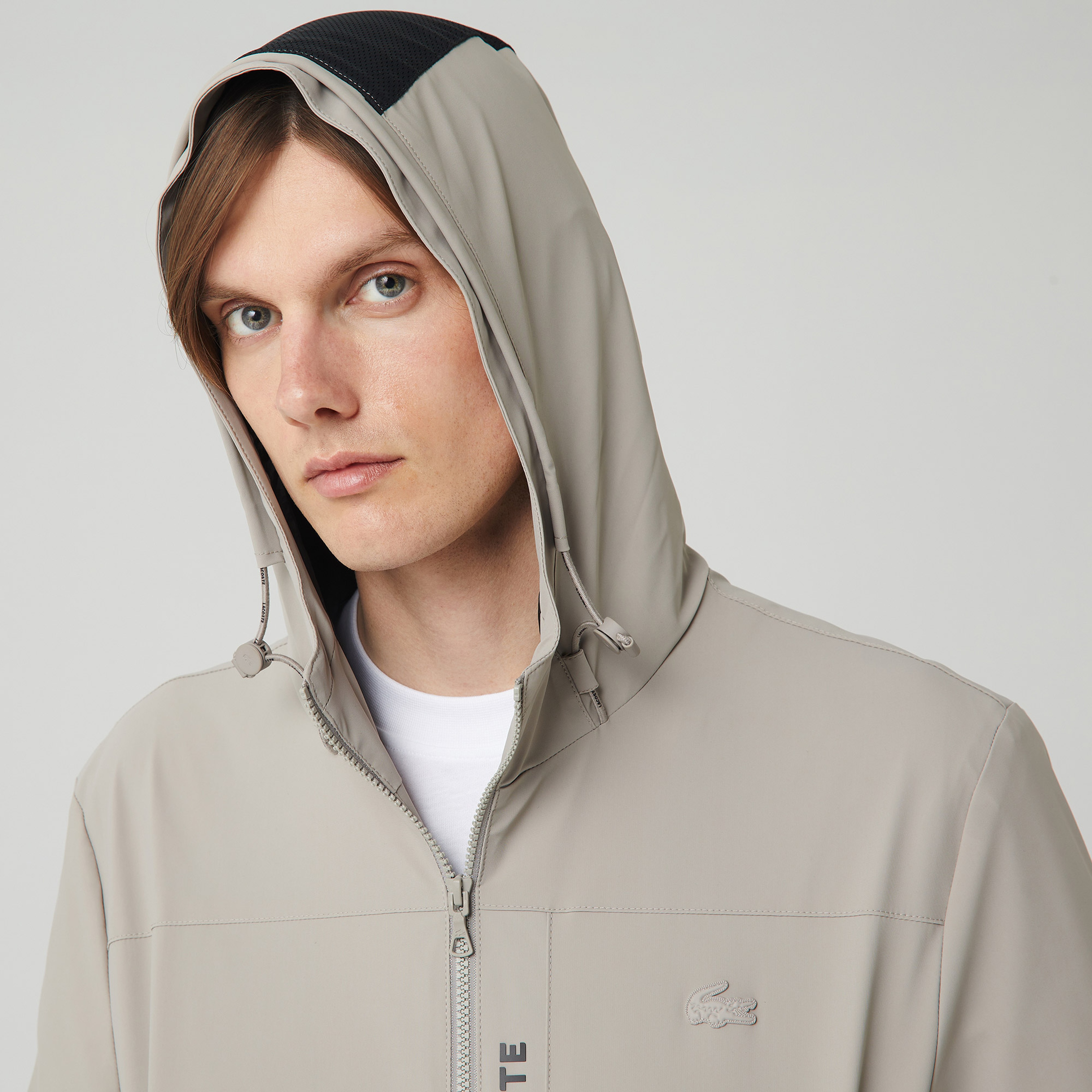 Lacoste Erkek Kapüşonlu Suya Dayanıklı Renk Bloklu Bej Yağmurluk