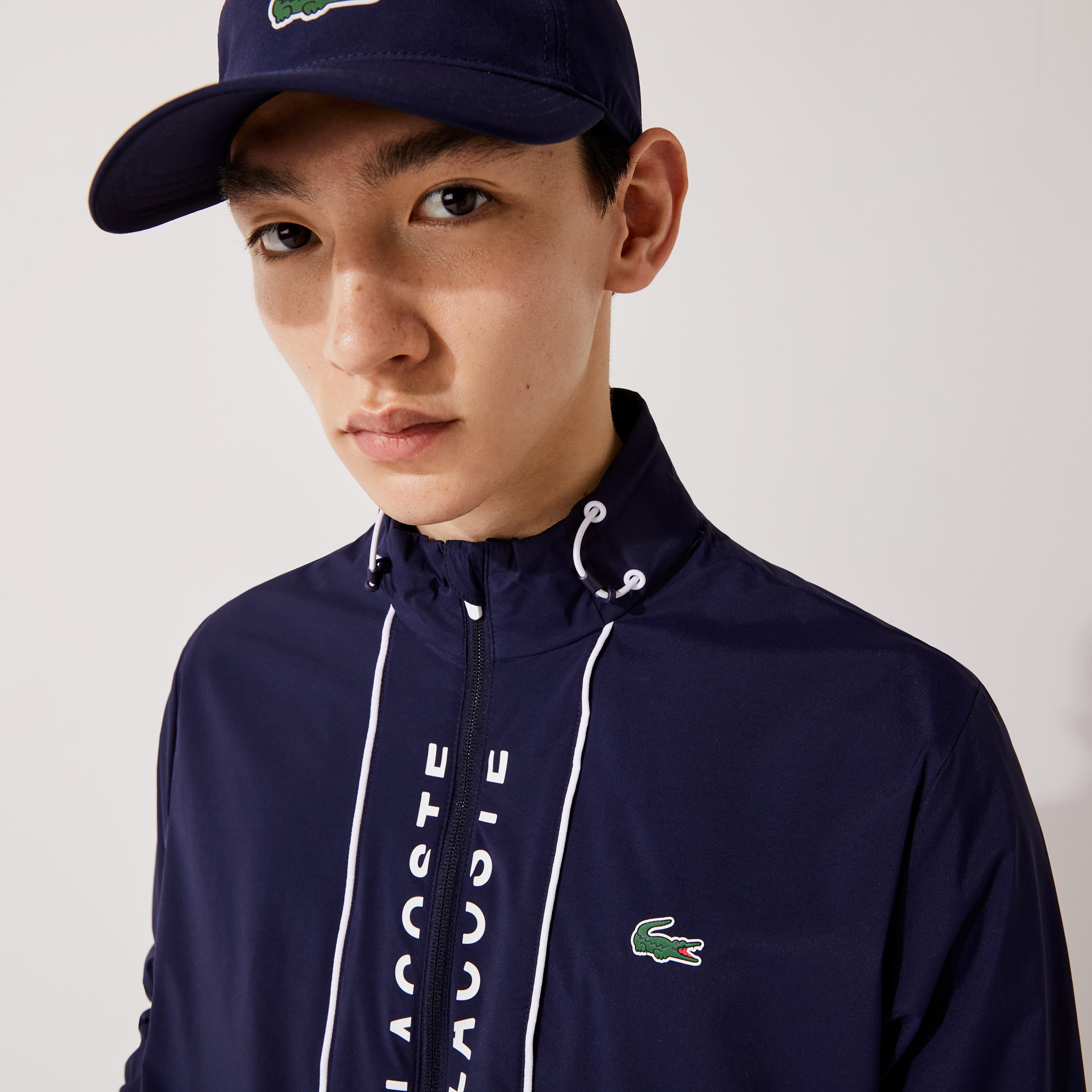 Lacoste SPORT Erkek Kapüşonlu Fermuarlı Baskılı Lacivert Mont