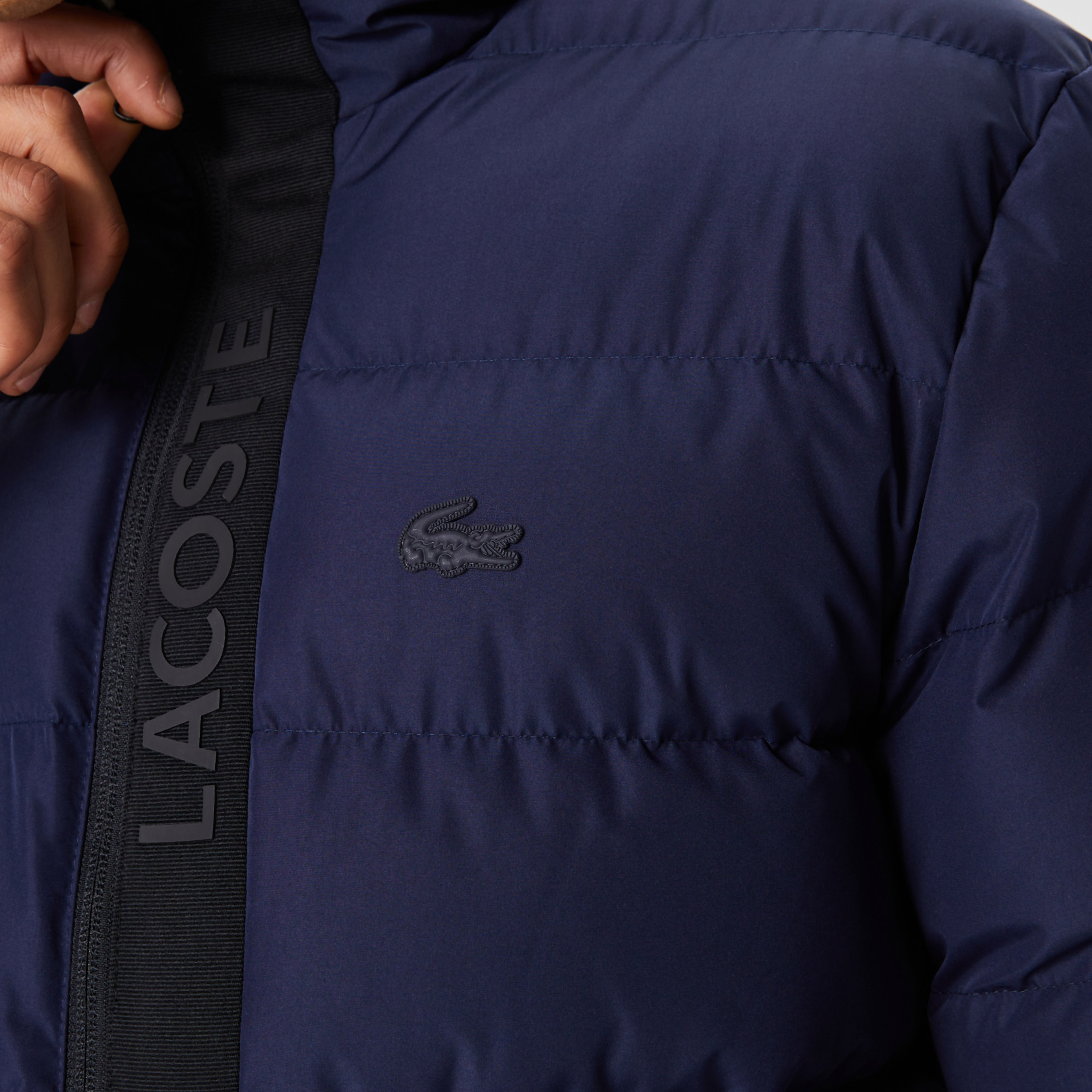 Lacoste Erkek Kapüşonlu Kapitone Baskılı Lacivert Mont