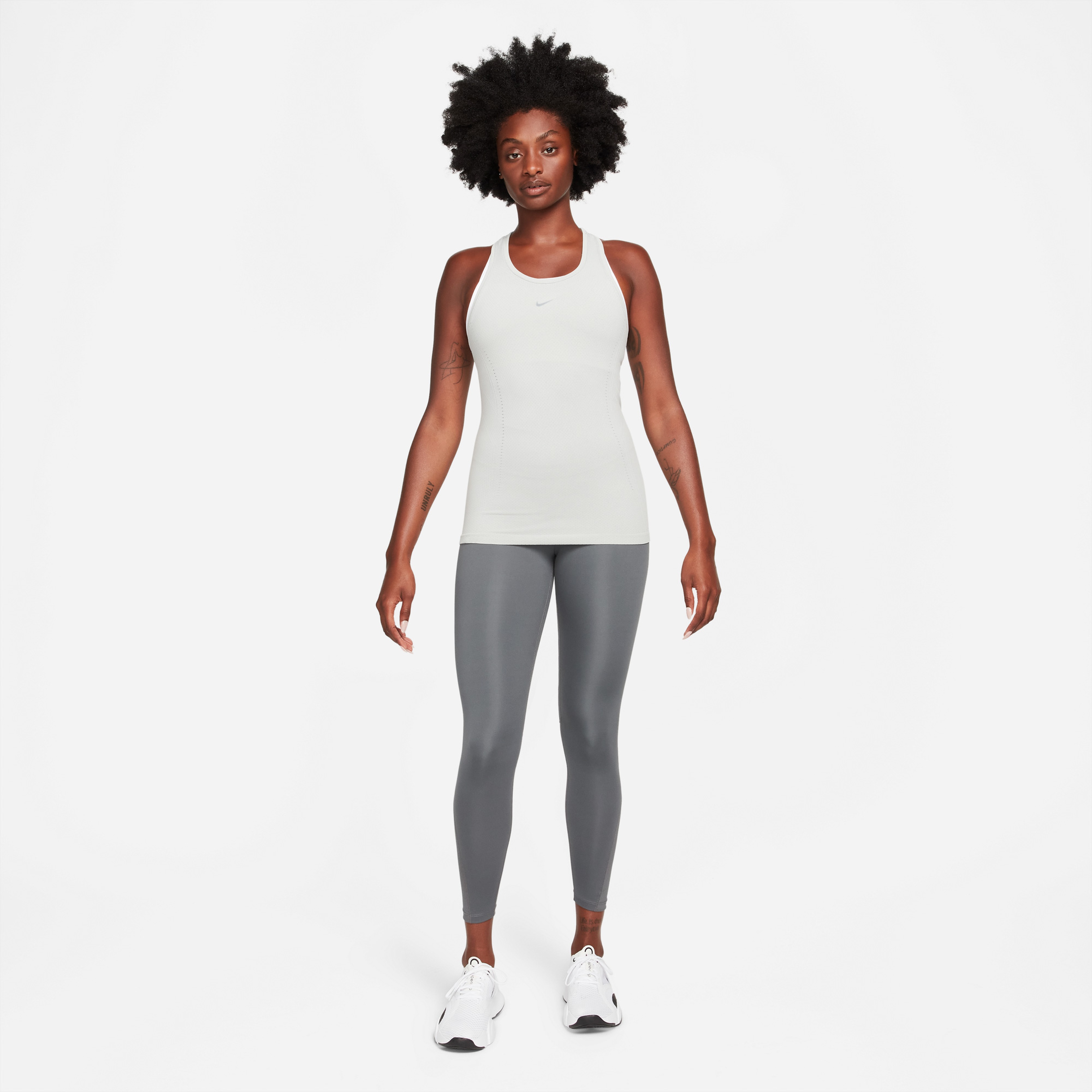 Nike Dri-Fit Adventage Aura Slim Kadın Gri T-Shirt