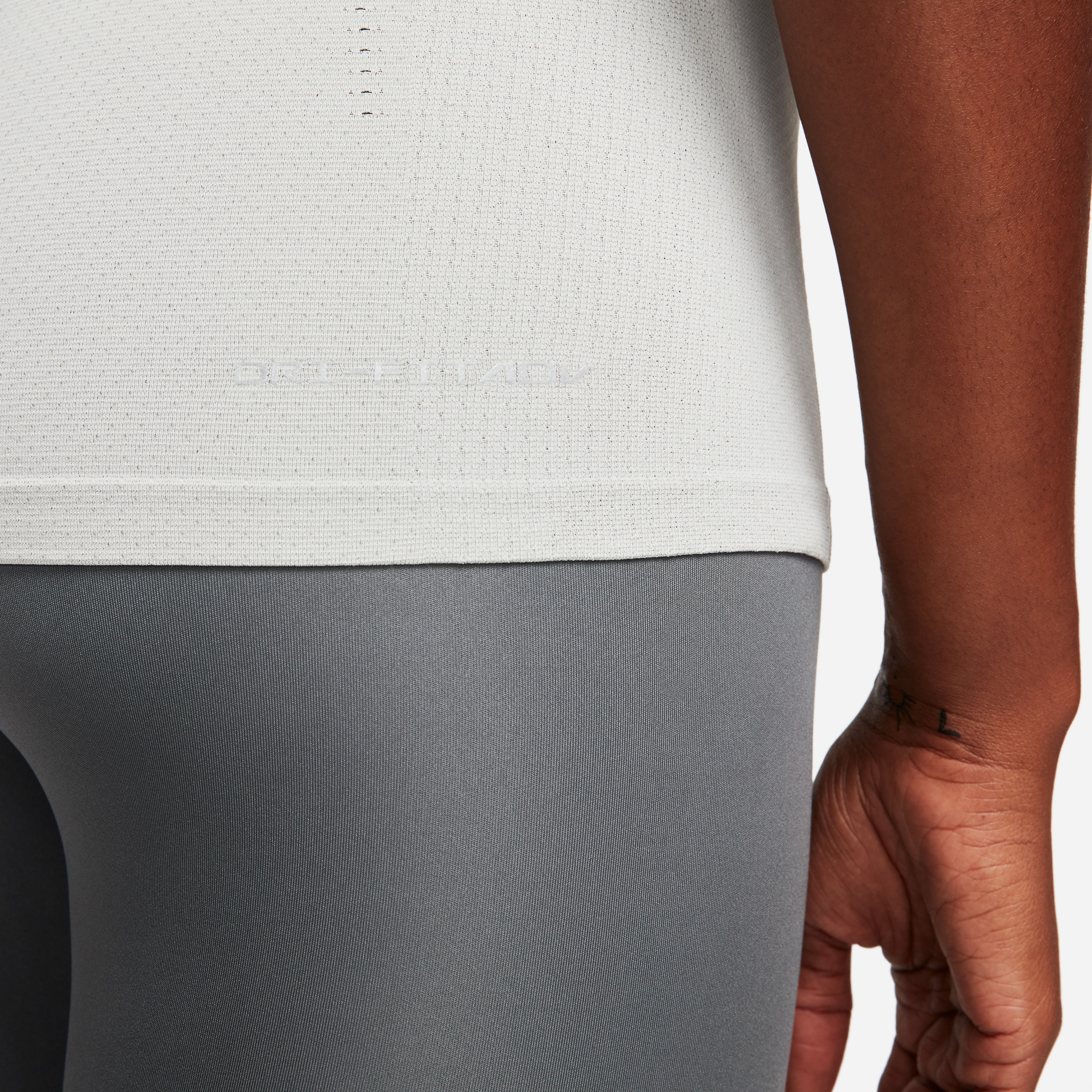 Nike Dri-Fit Adventage Aura Slim Kadın Gri T-Shirt