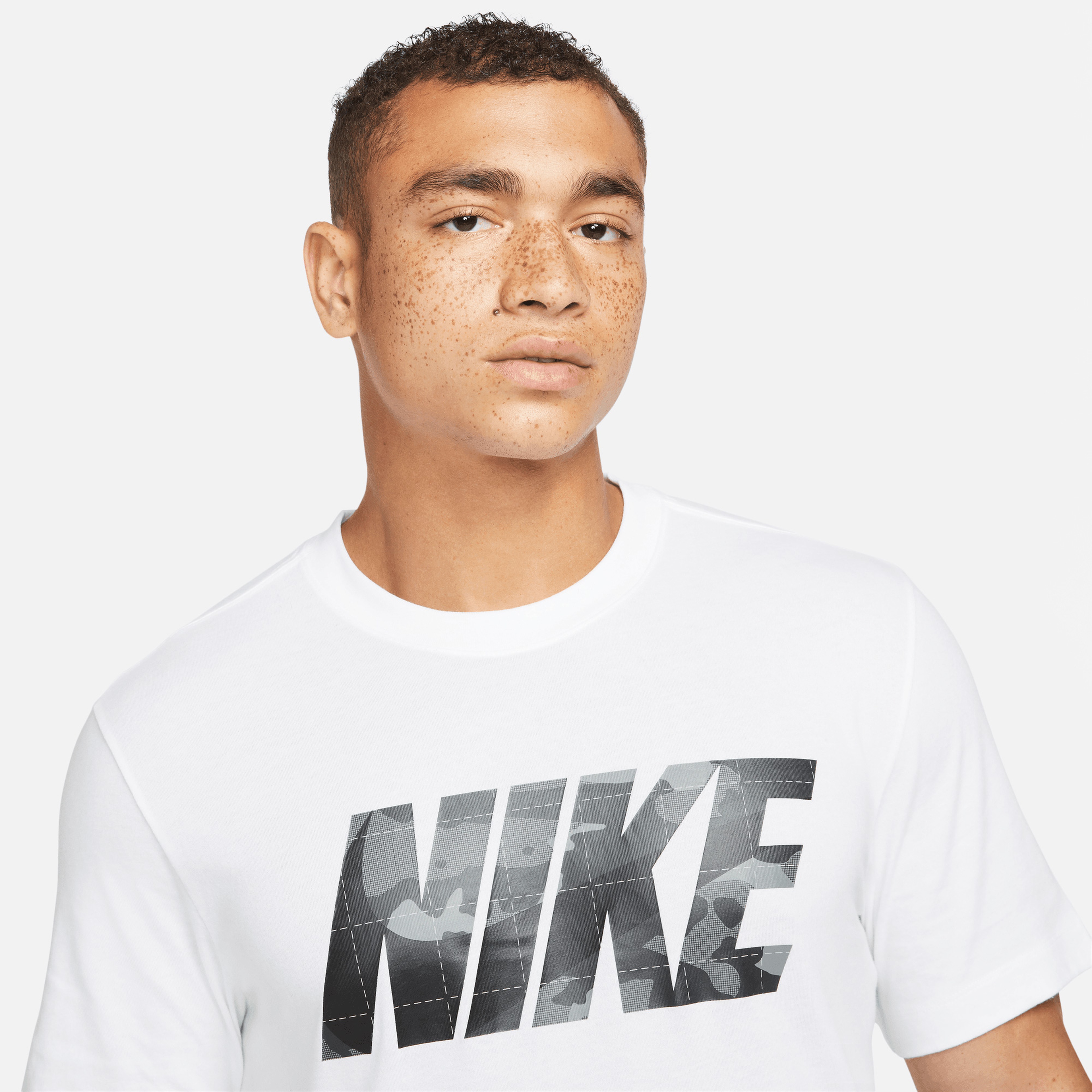 Nike Dri-FIT Camo Graphic Erkek Beyaz T-Shirt