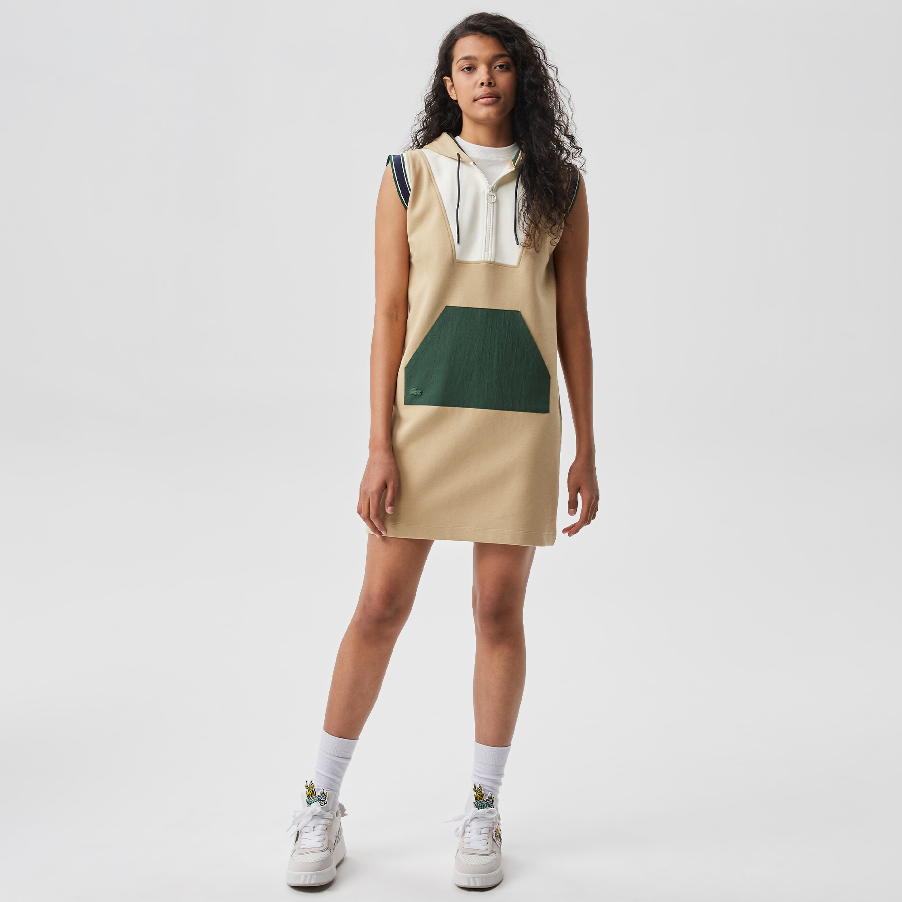 Lacoste Kadın Regular Fit Kolsuz Kapüşonlu Renk Bloklu Krem Elbise