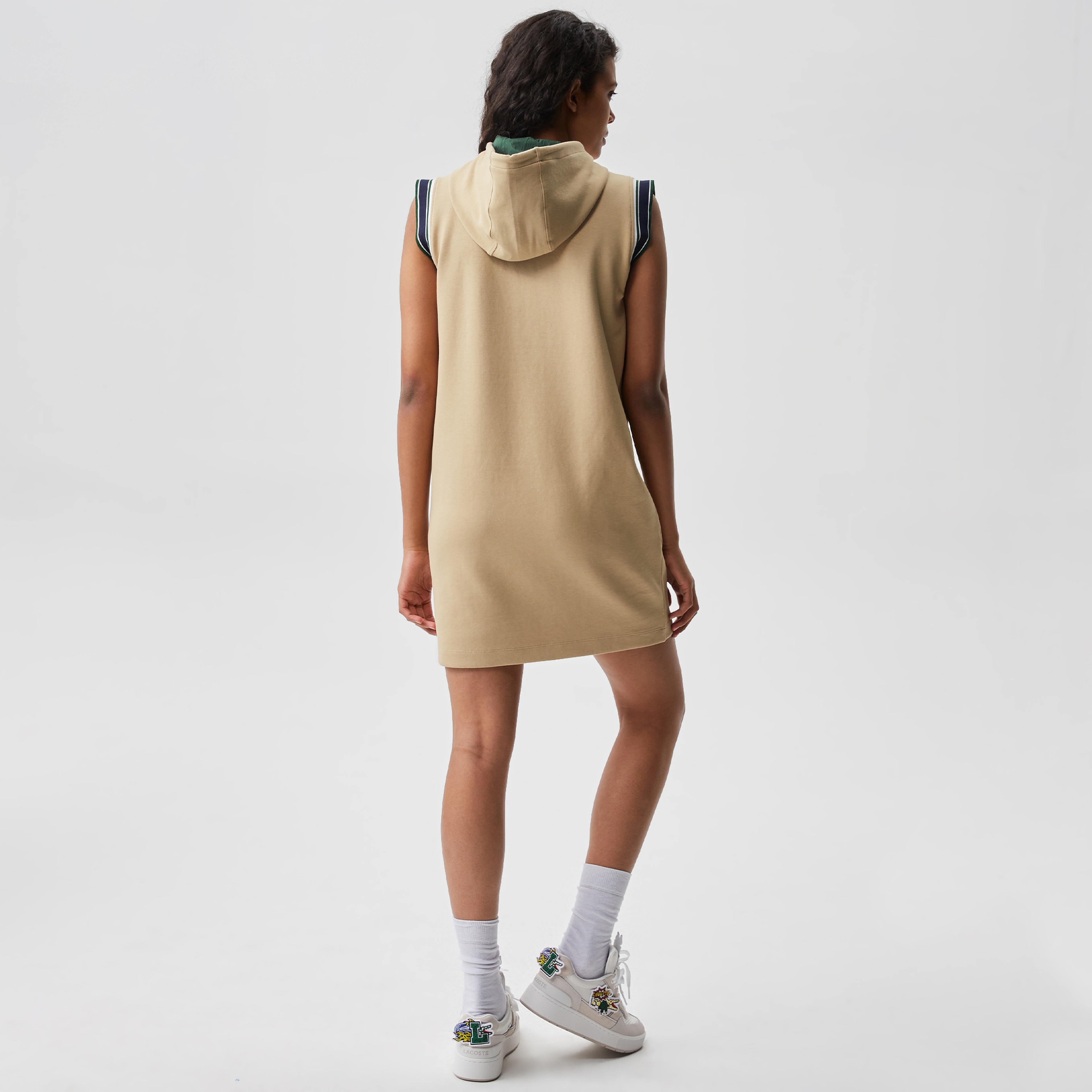 Lacoste Kadın Regular Fit Kolsuz Kapüşonlu Renk Bloklu Krem Elbise