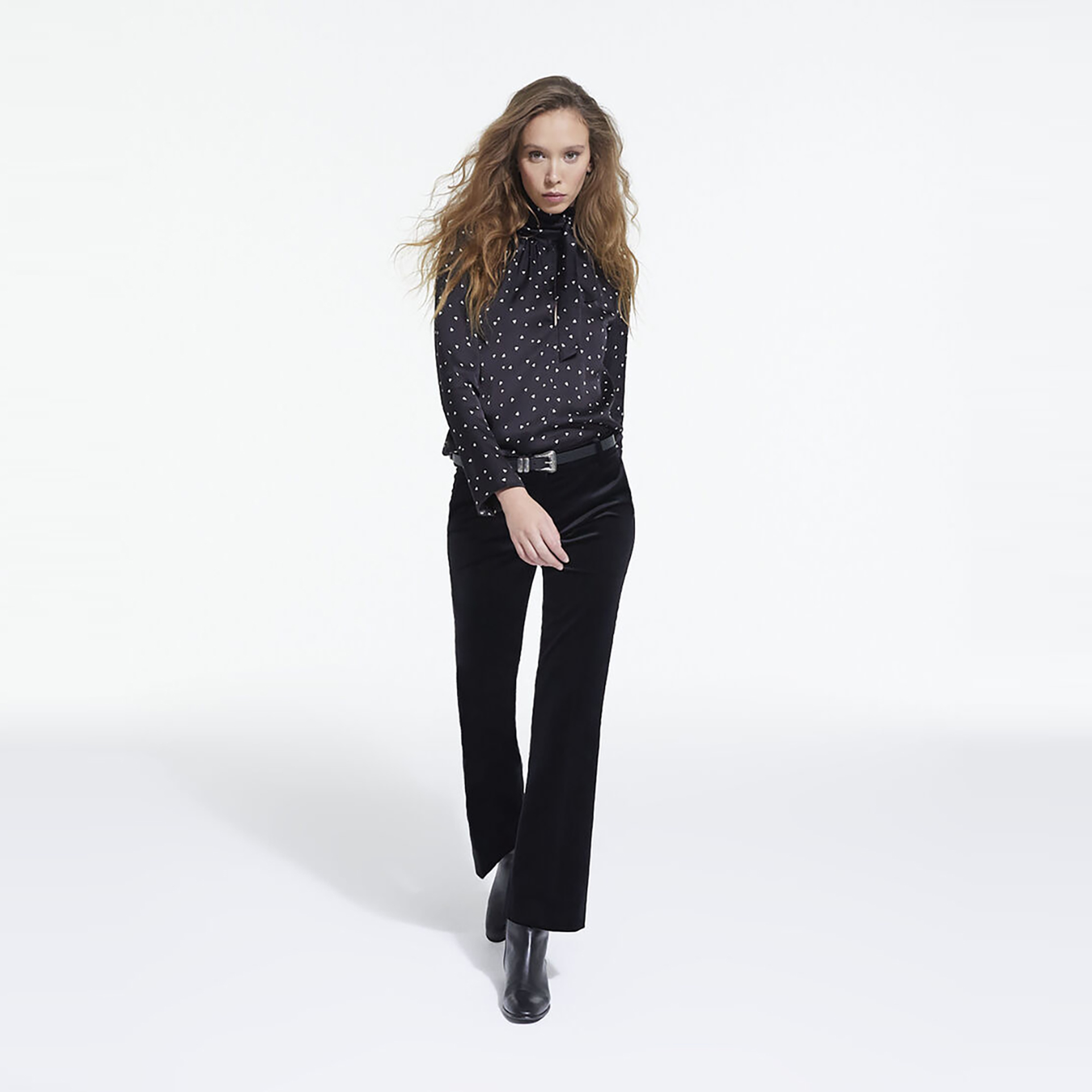 KADIN DESENLİ SİYAH BLUZ