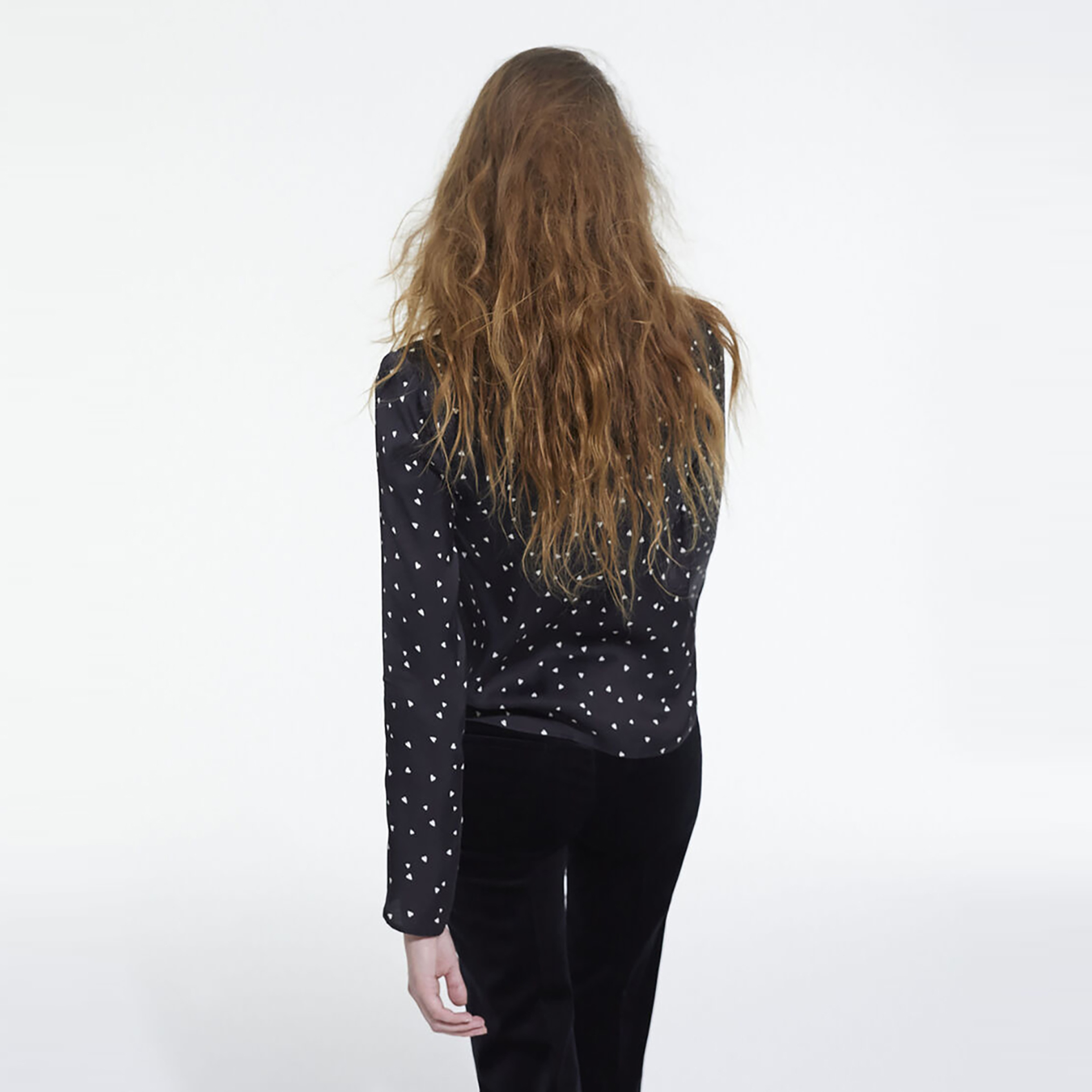 KADIN DESENLİ SİYAH BLUZ