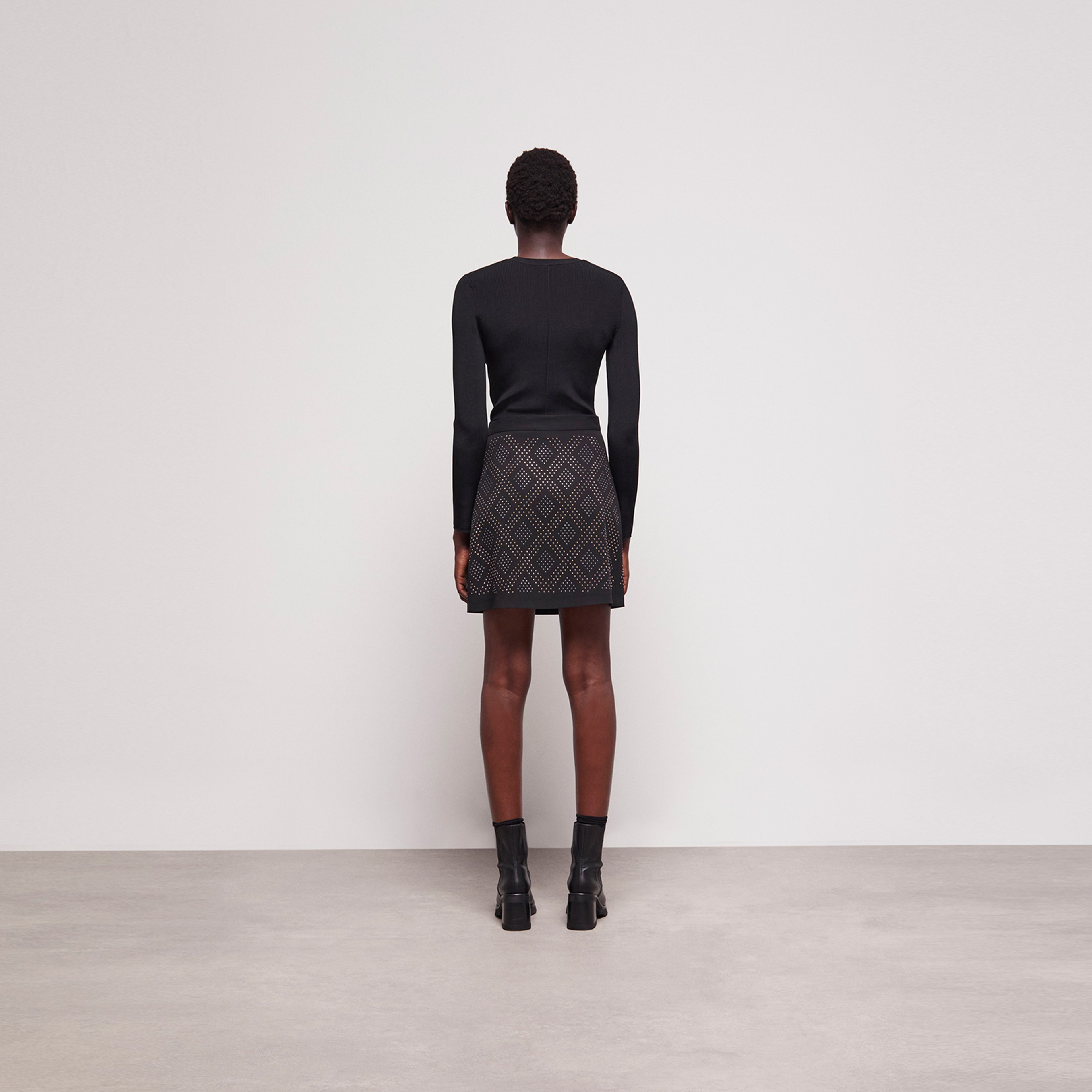 KADIN TAŞLI SİYAH ETEK