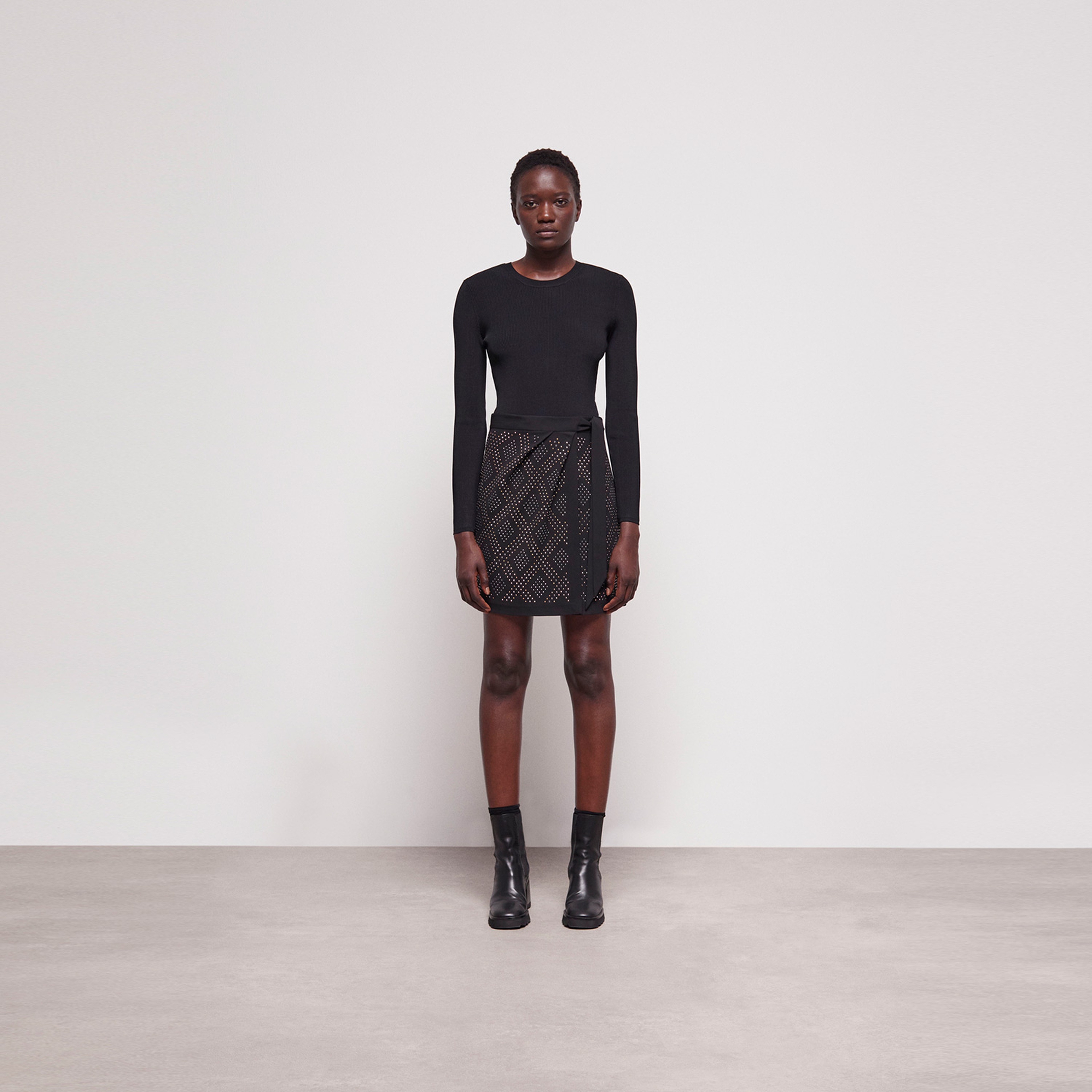 KADIN TAŞLI SİYAH ETEK