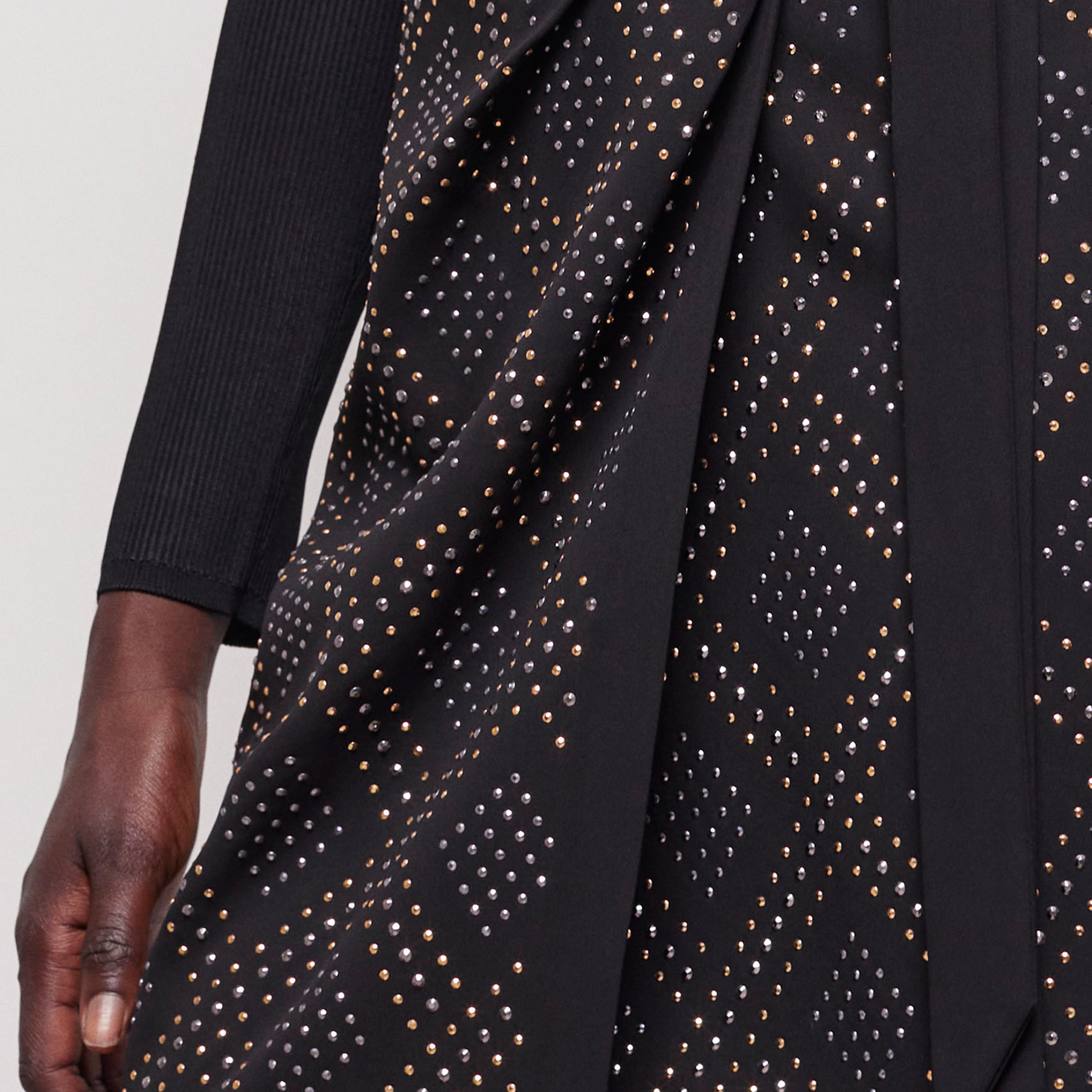 KADIN TAŞLI SİYAH ETEK