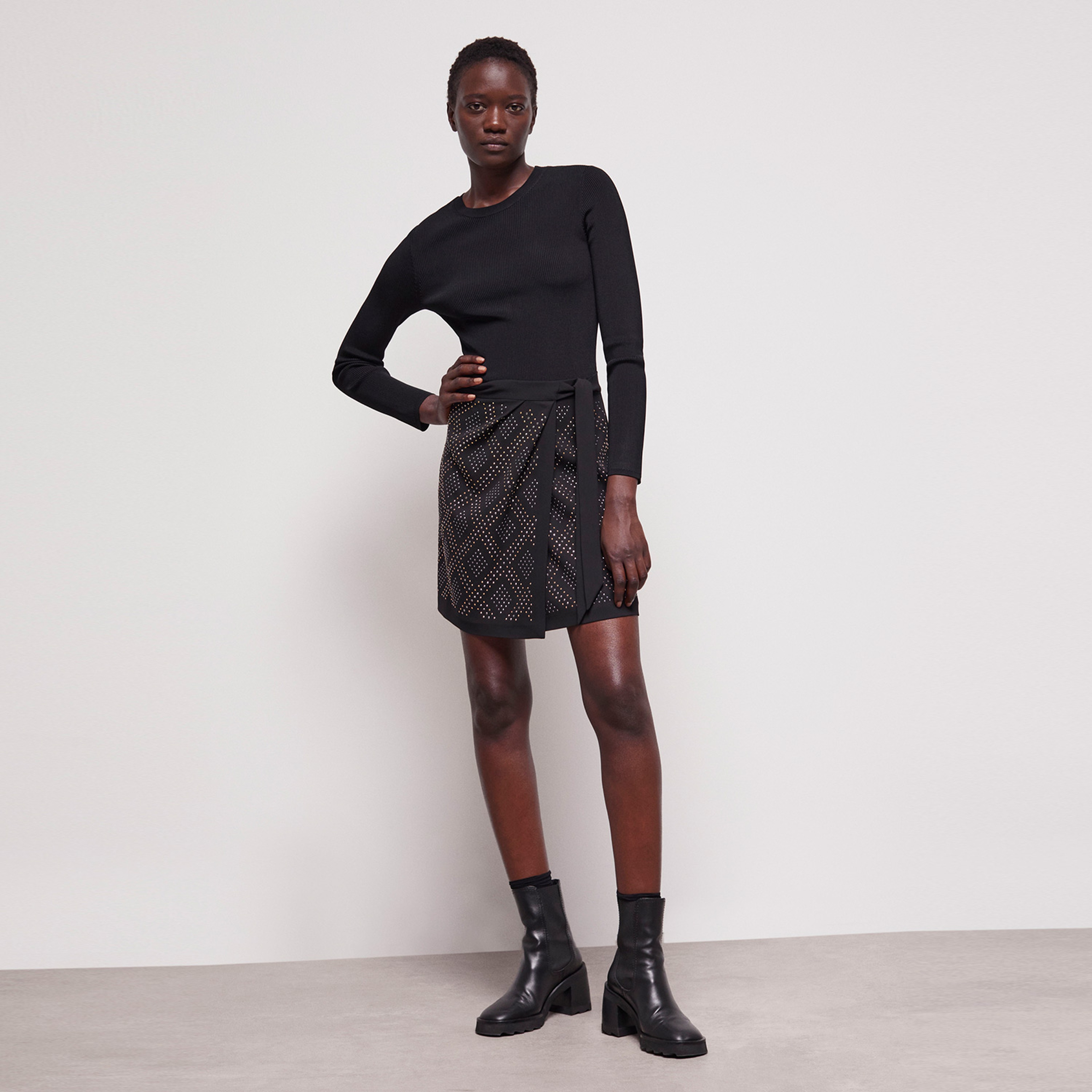 KADIN TAŞLI SİYAH ETEK