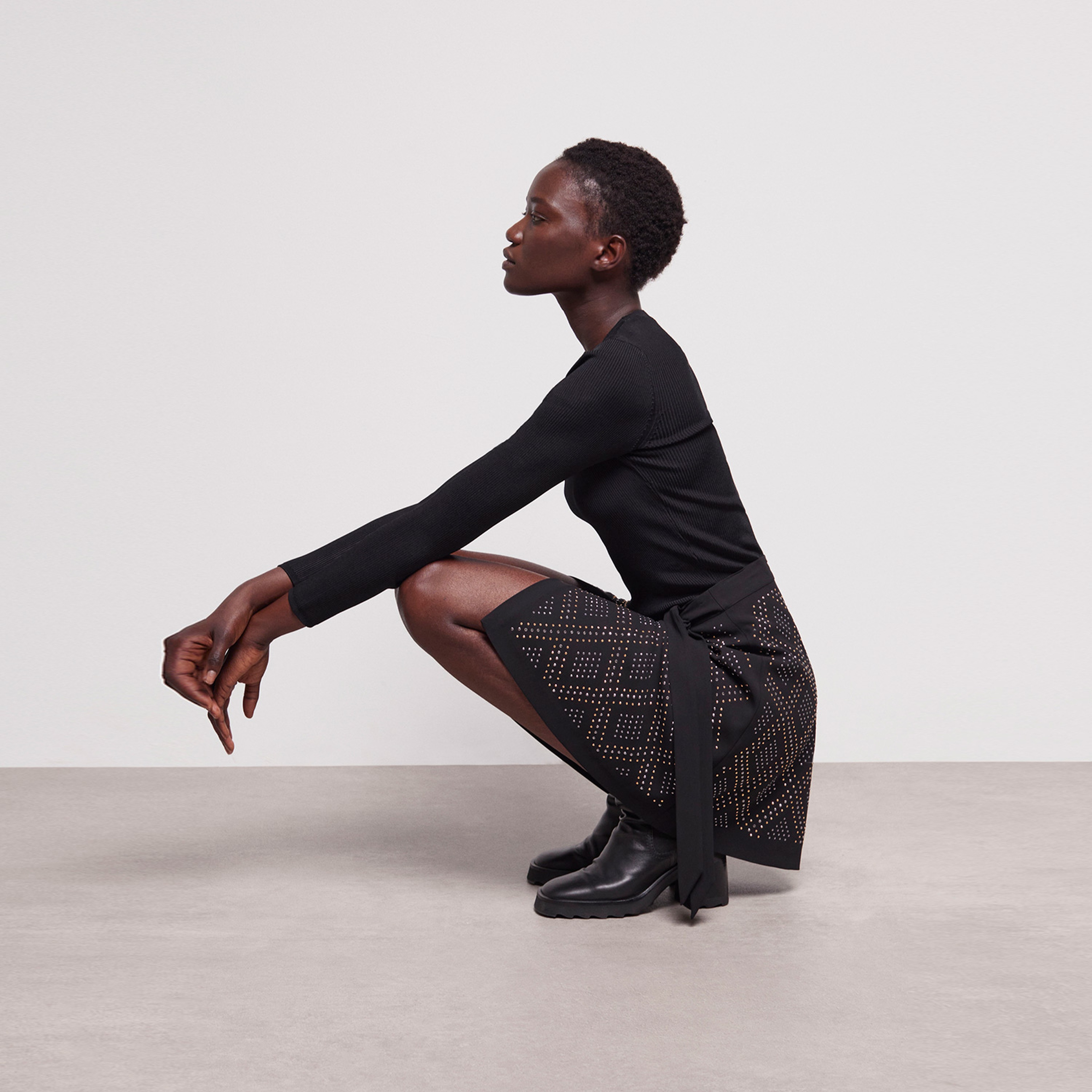 KADIN TAŞLI SİYAH ETEK