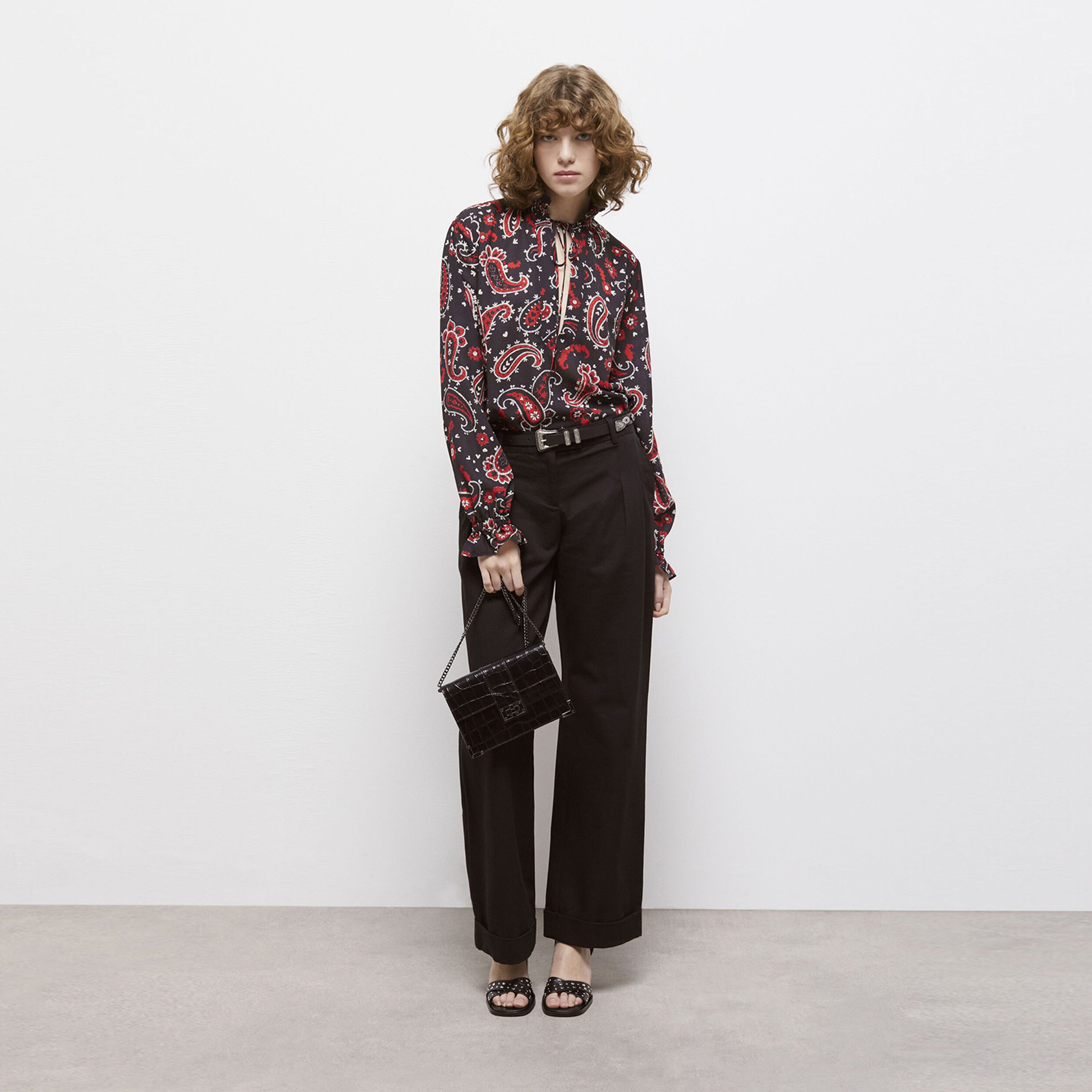 KADIN DESENLİ SİYAH BLUZ