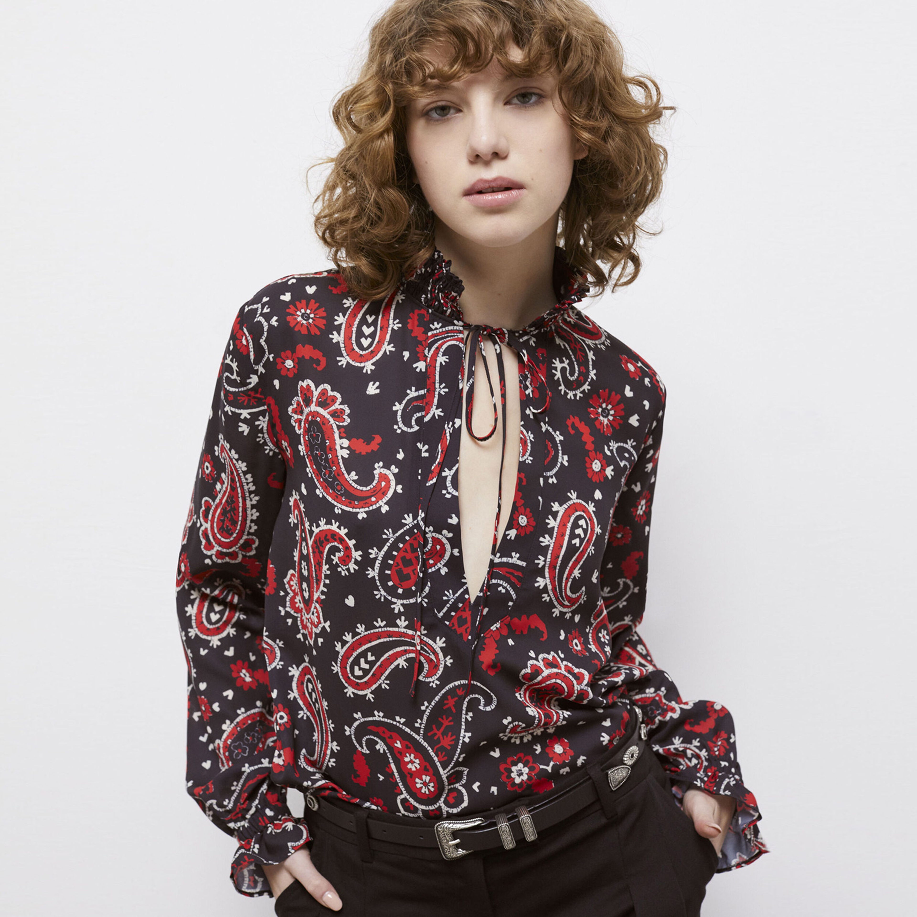 KADIN DESENLİ SİYAH BLUZ