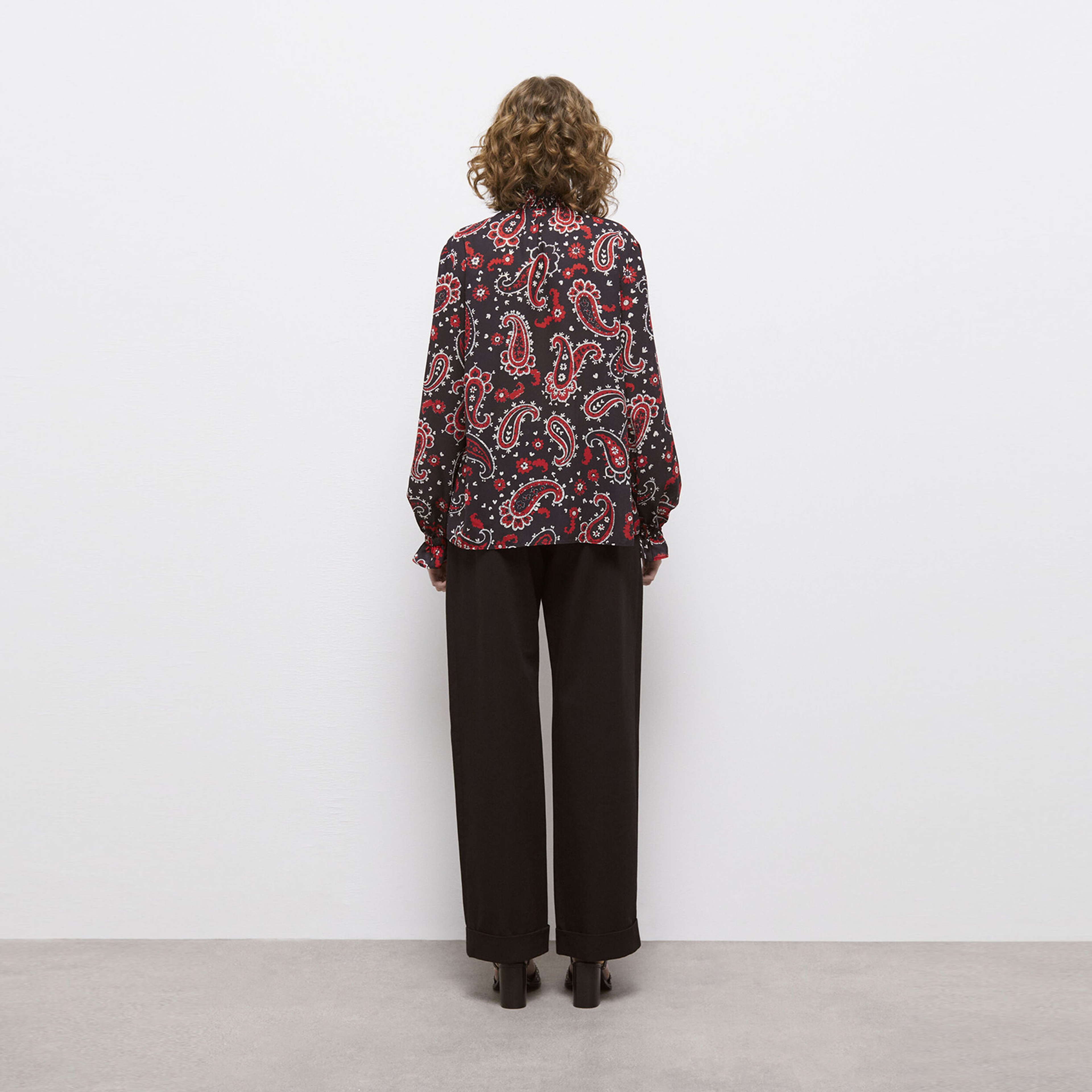 KADIN DESENLİ SİYAH BLUZ