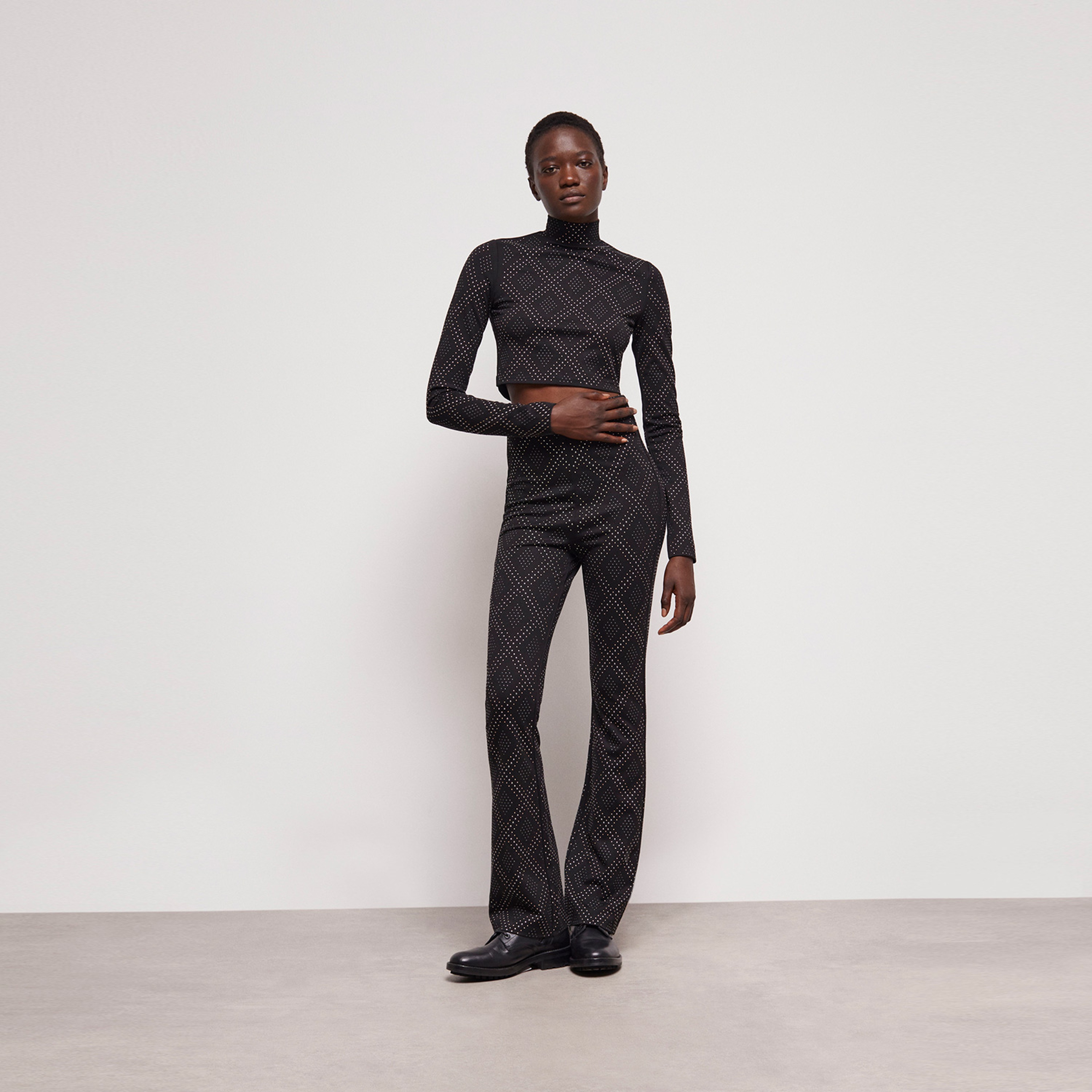 KADIN TAŞLI SİYAH CROP