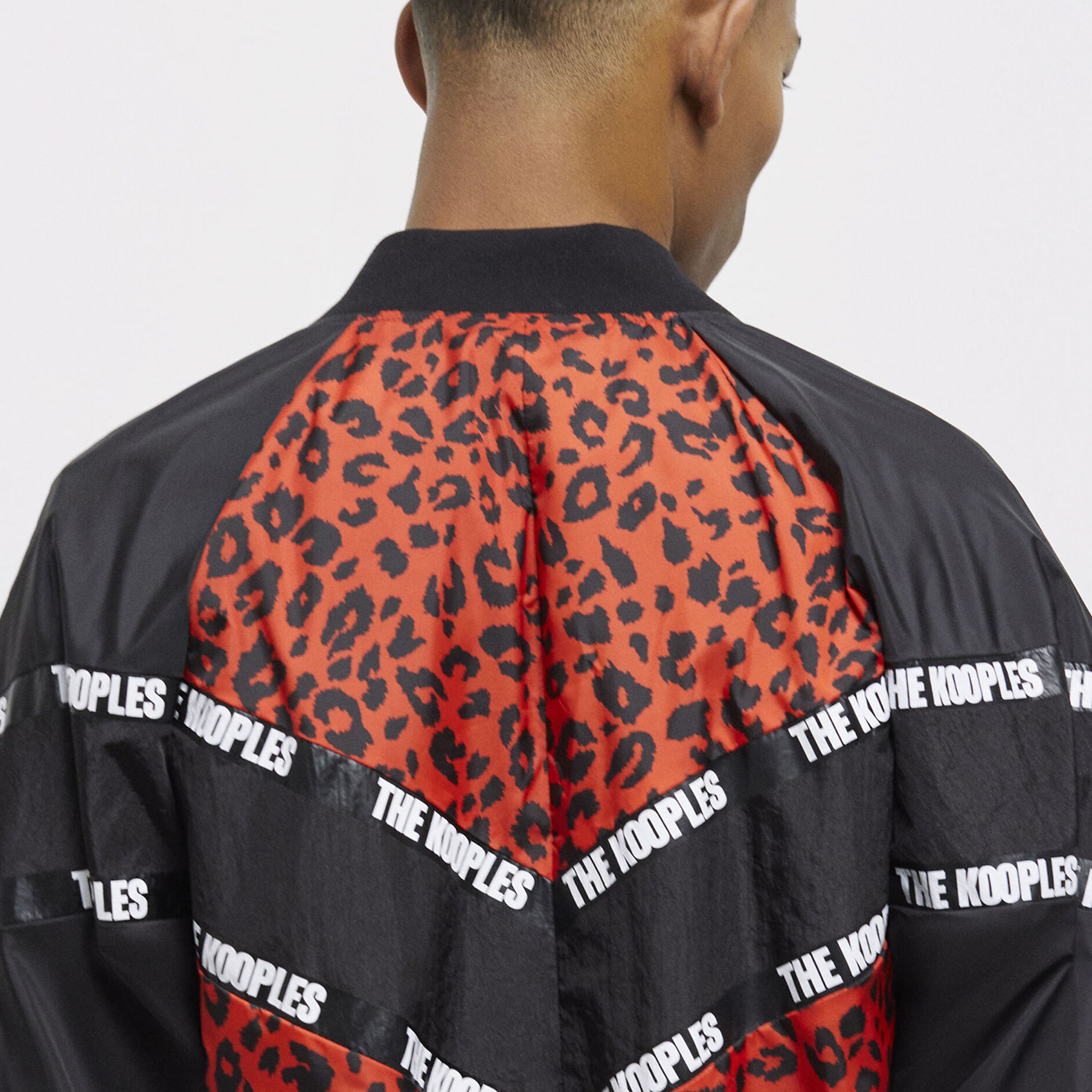 ERKEK RENK BLOKLU BASKILI SİYAH CEKET