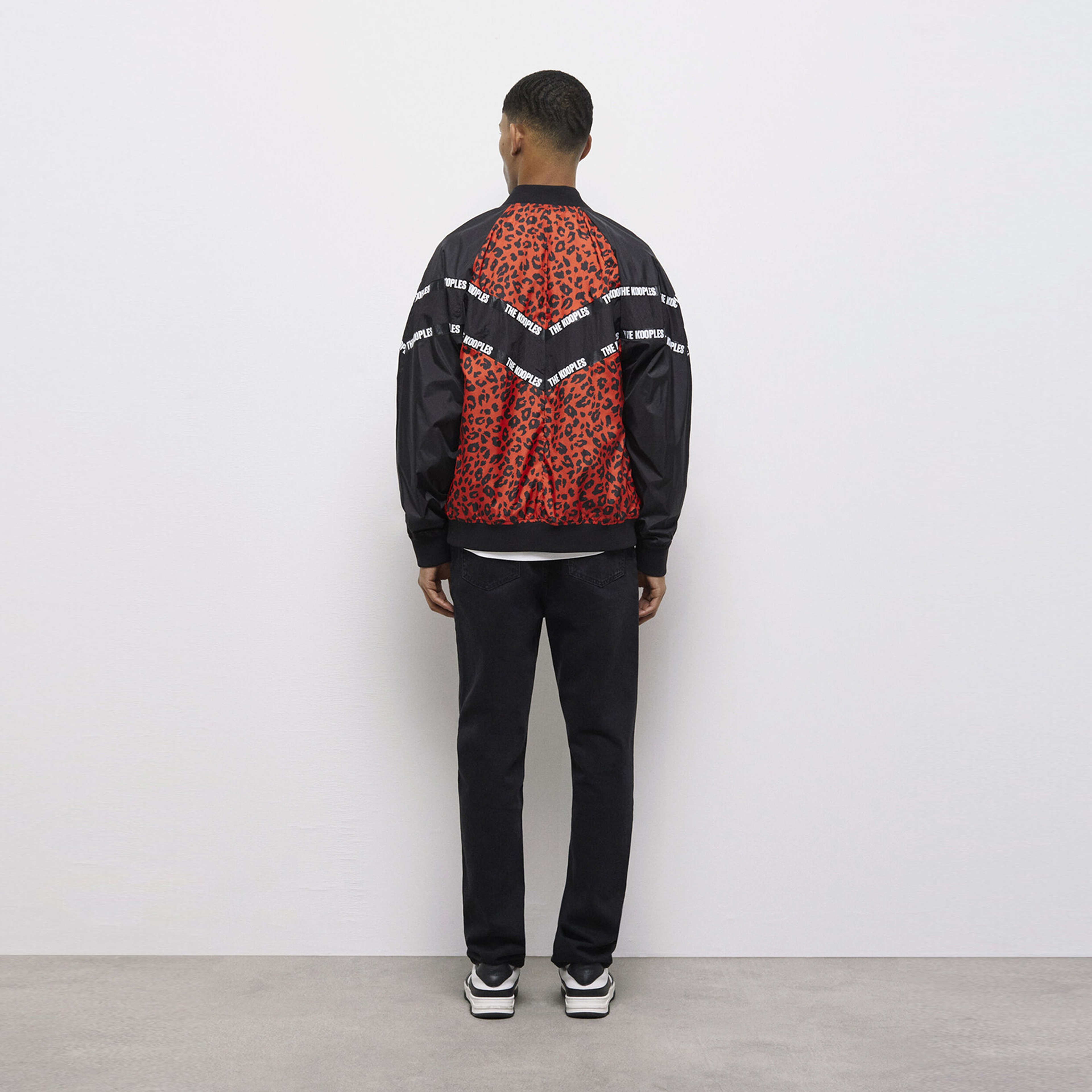 ERKEK RENK BLOKLU BASKILI SİYAH CEKET