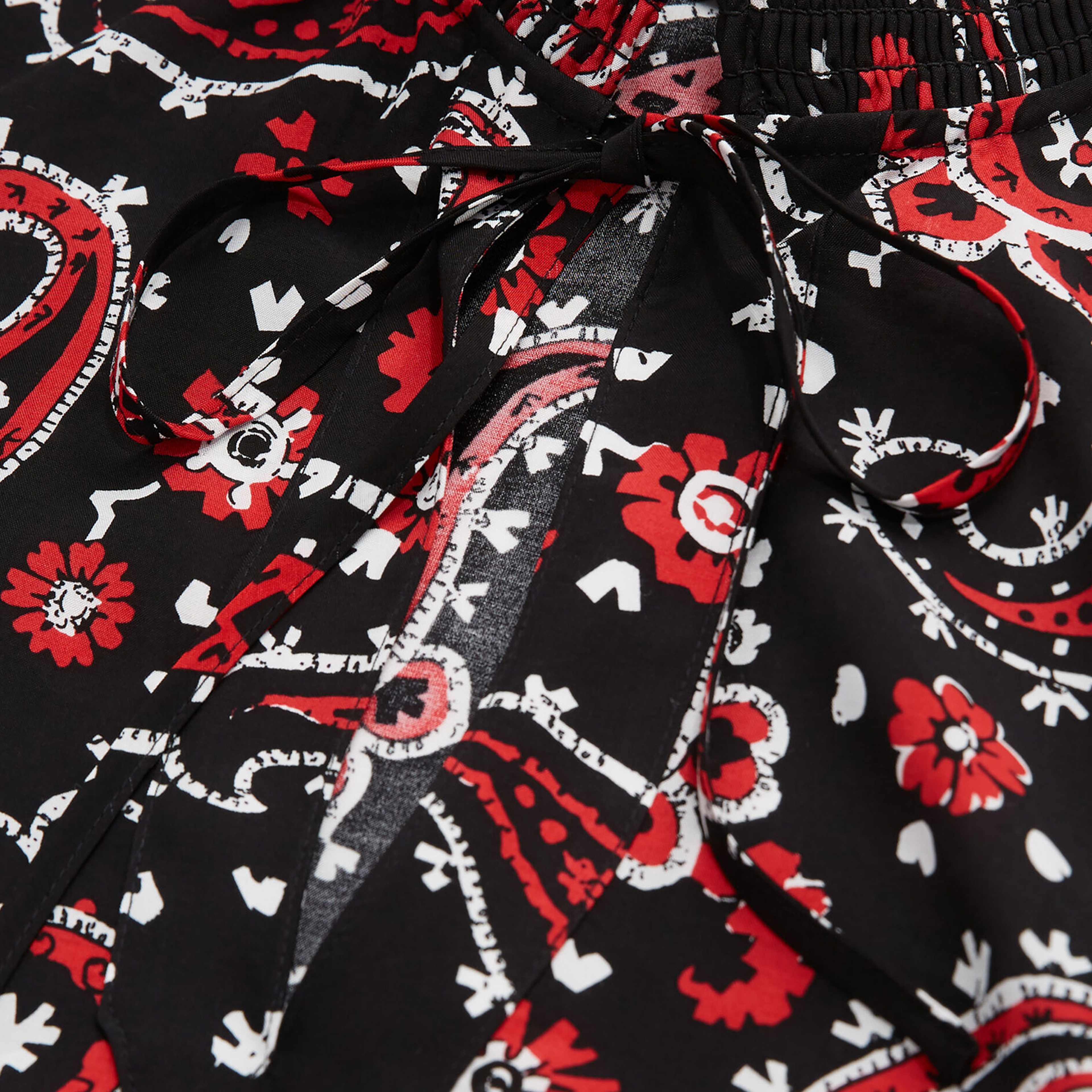 KADIN DESENLİ SİYAH BLUZ