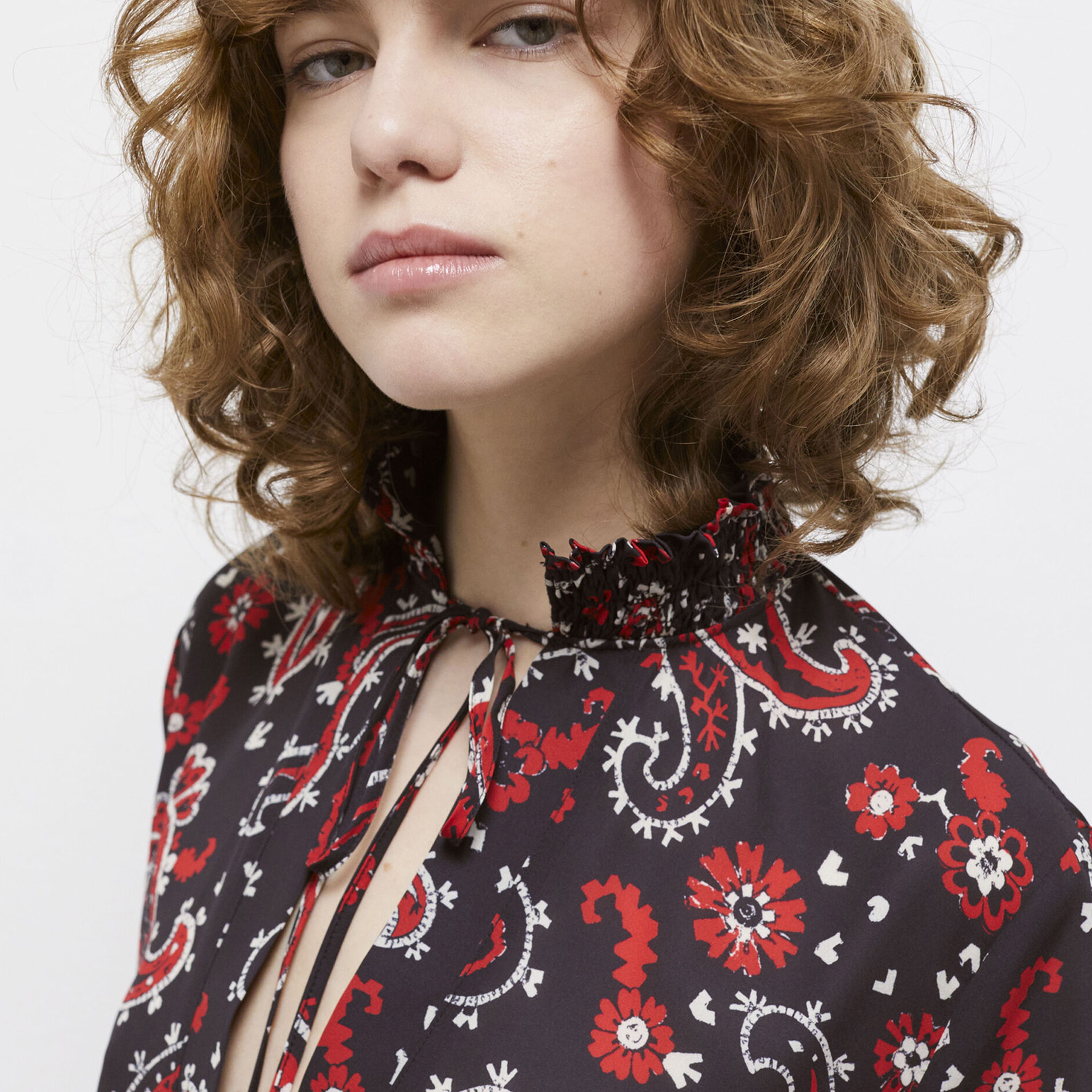 KADIN DESENLİ SİYAH BLUZ