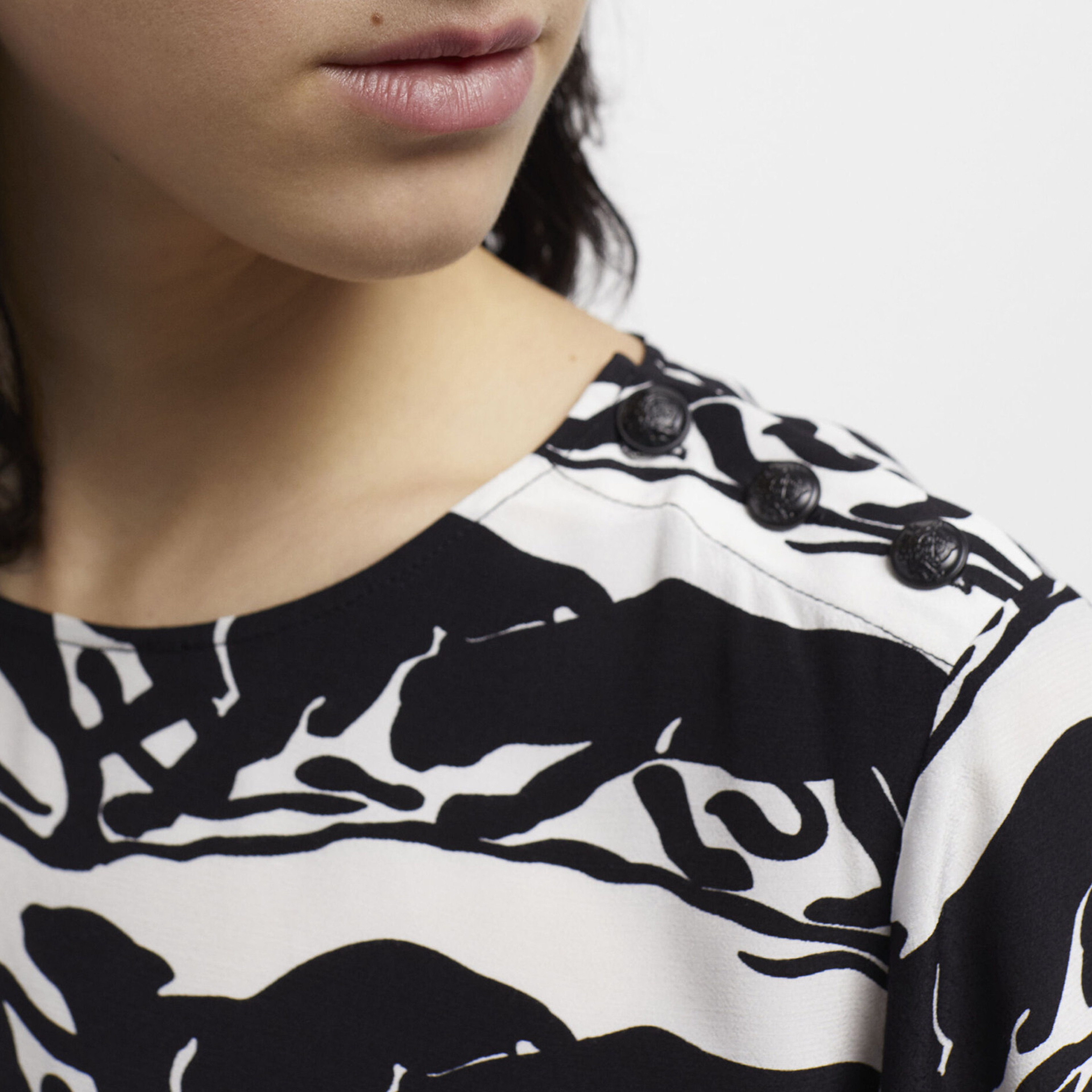 KADIN PANTER BASKILI SİYAH BLUZ