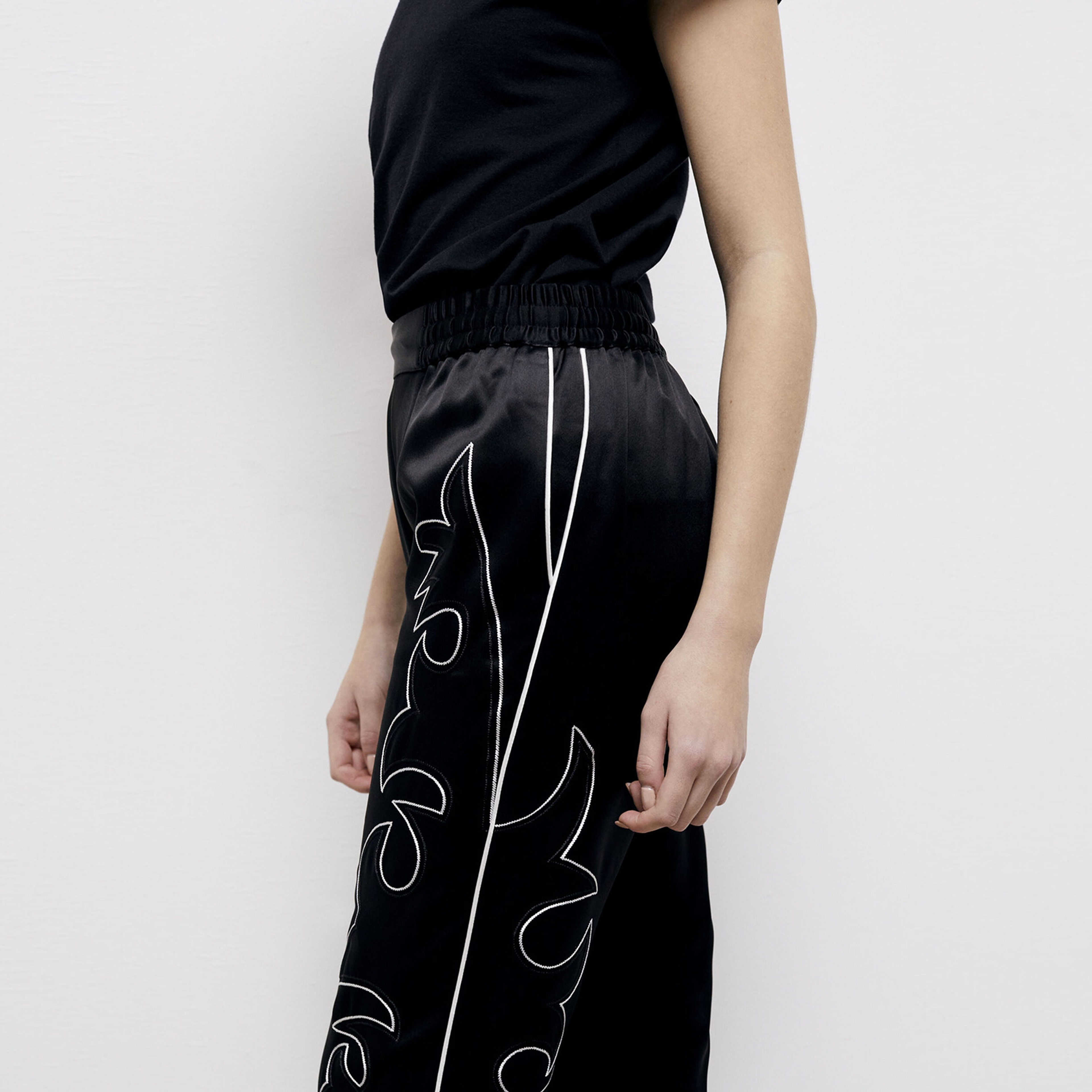 KADIN İŞLEMELİ SİYAH PANTOLON