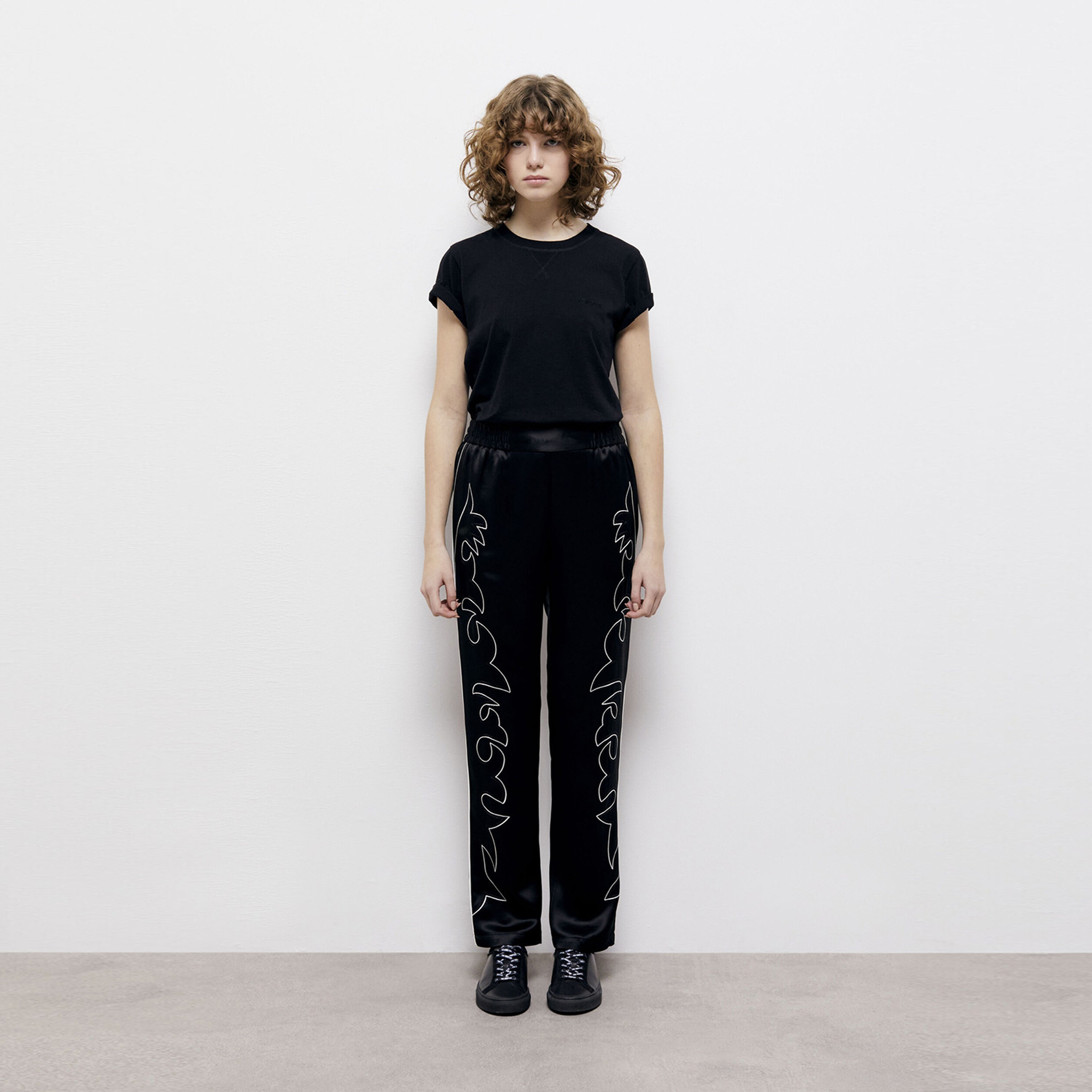 KADIN İŞLEMELİ SİYAH PANTOLON