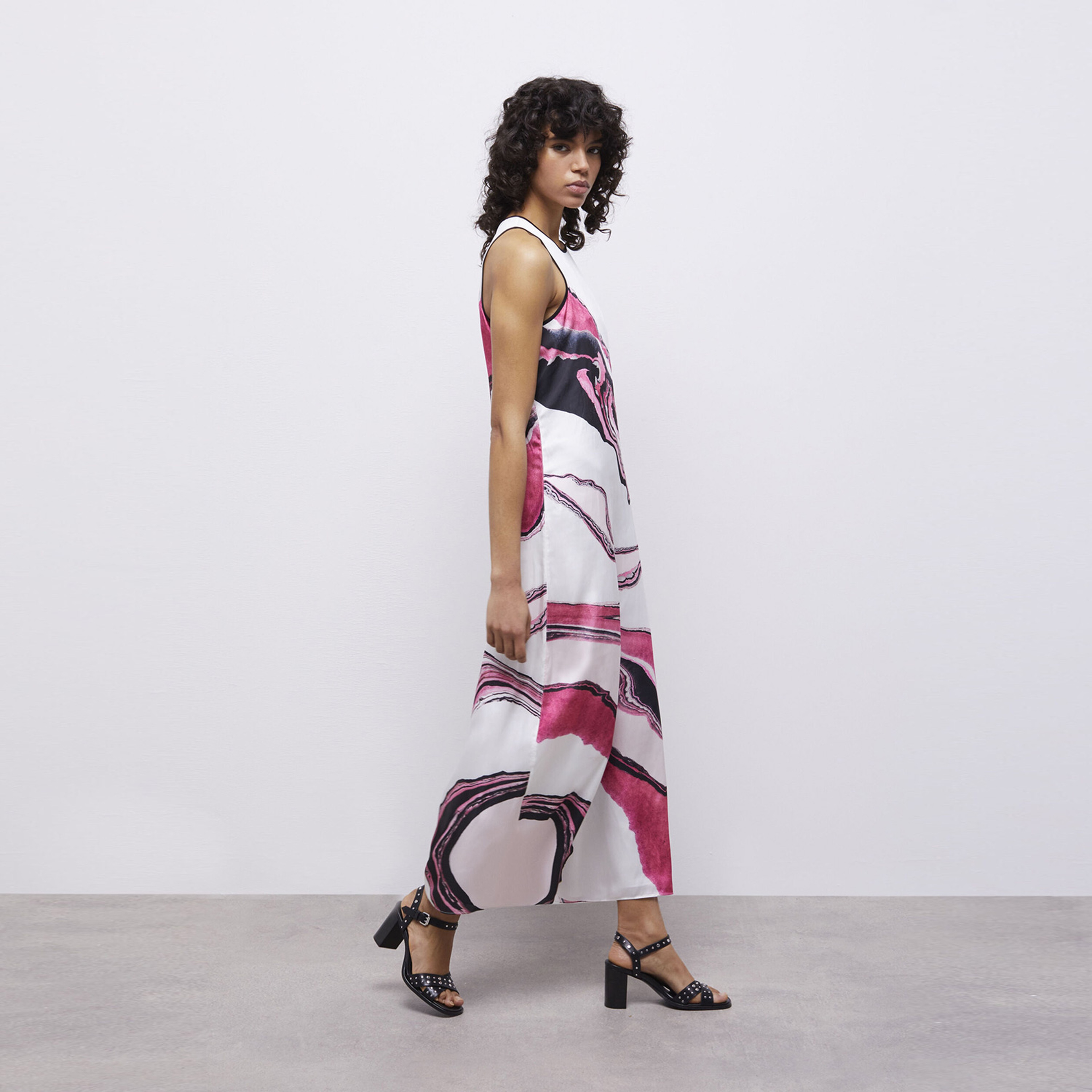 KADIN BASKILI PEMBE UZUN ELBİSE