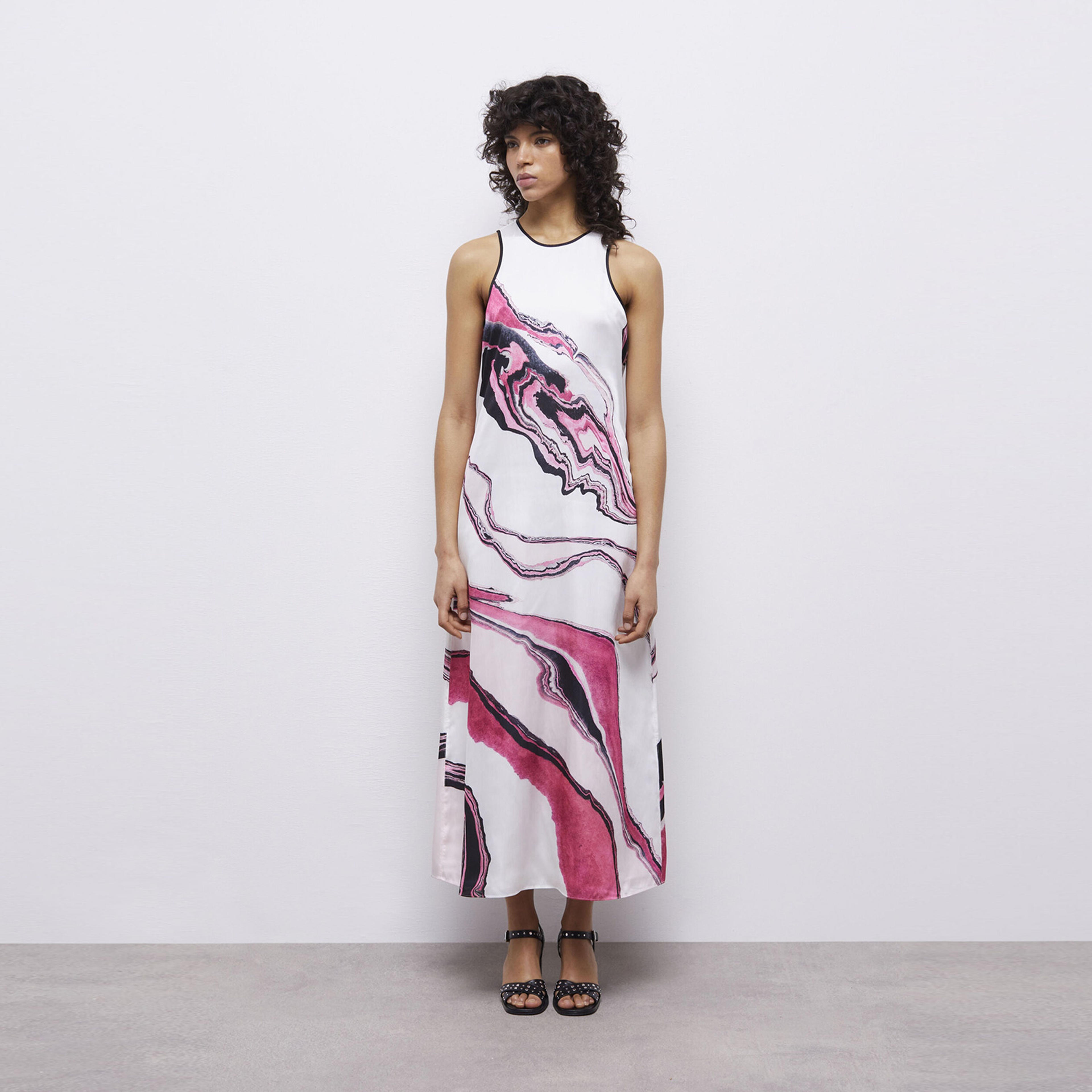 KADIN BASKILI PEMBE UZUN ELBİSE