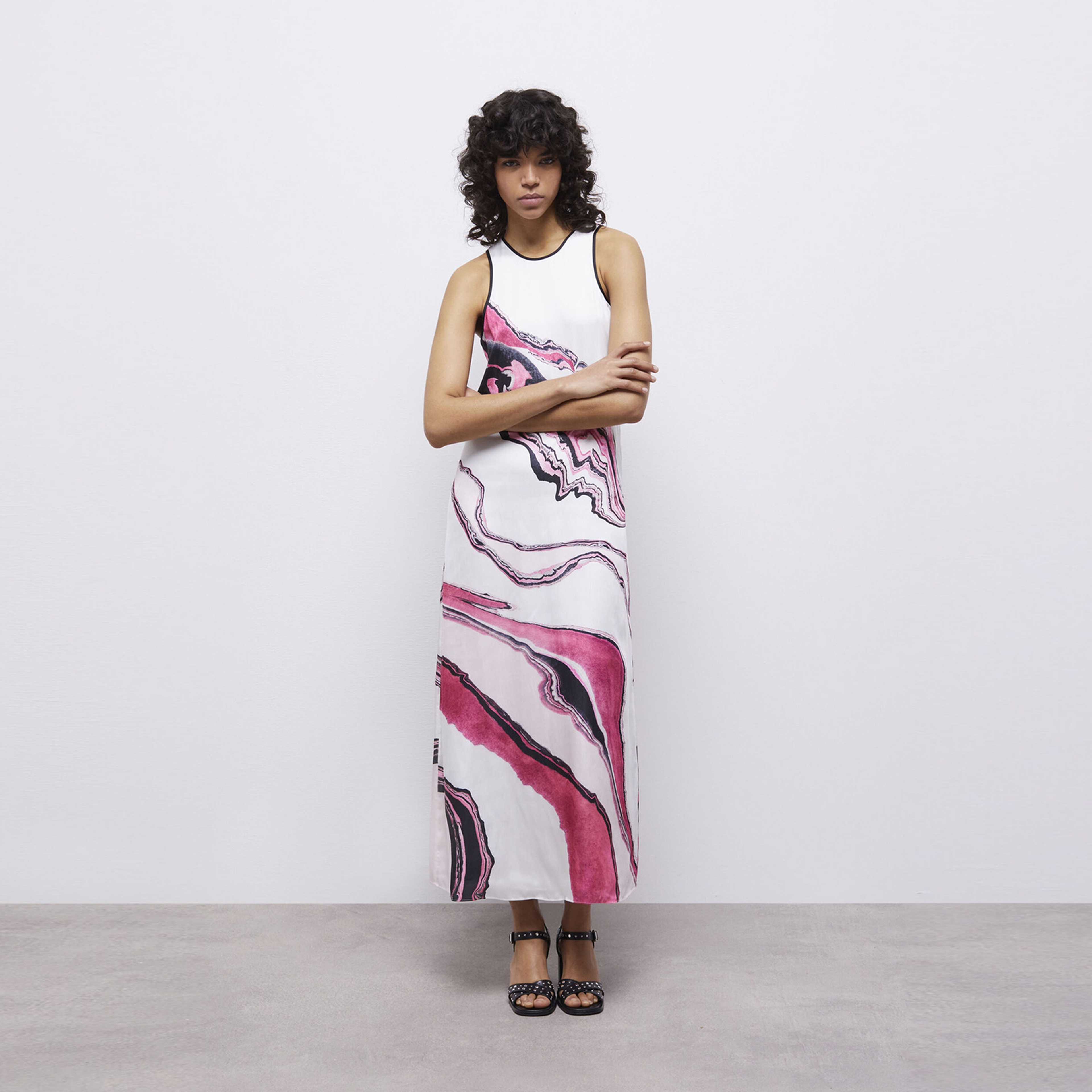 KADIN BASKILI PEMBE UZUN ELBİSE