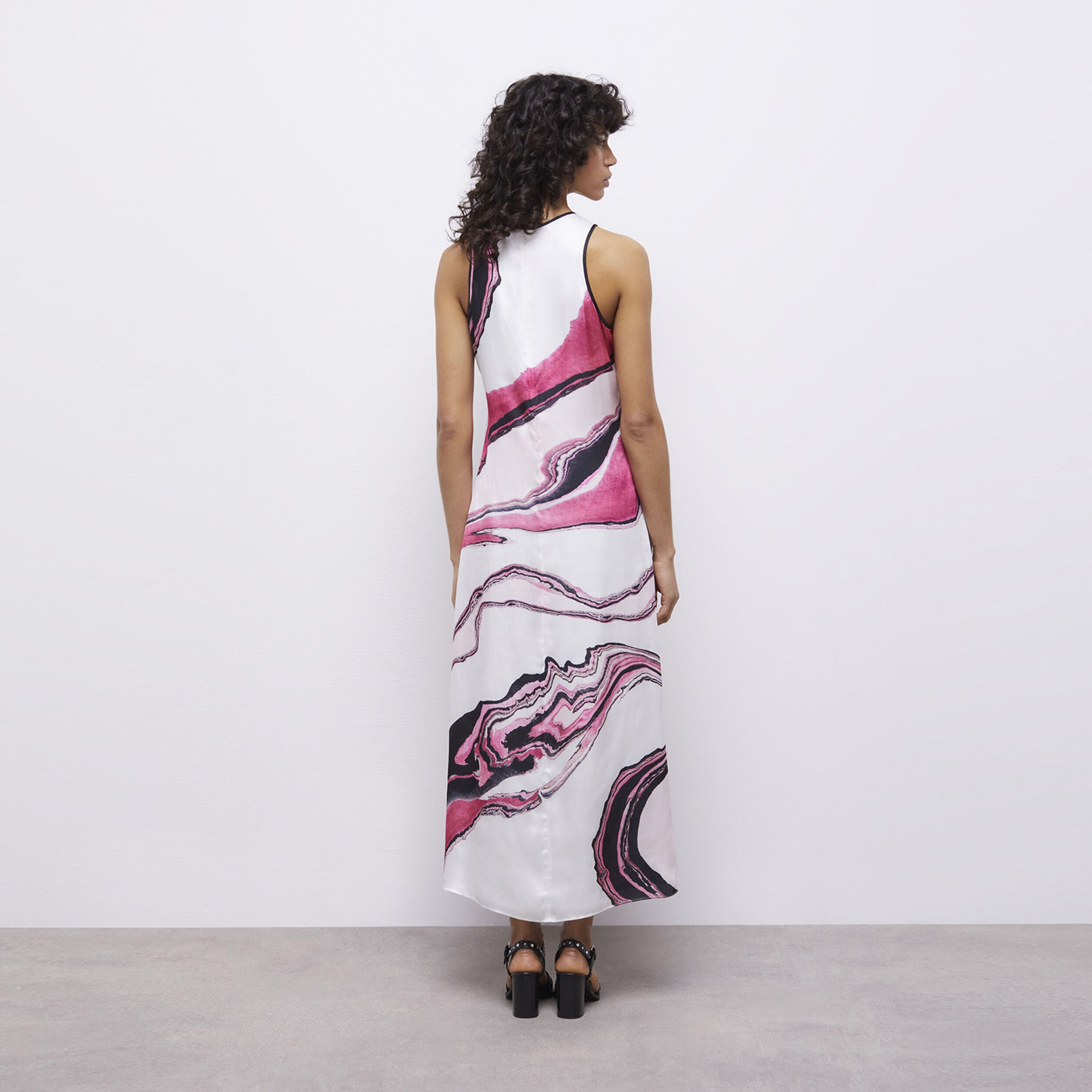 KADIN BASKILI PEMBE UZUN ELBİSE