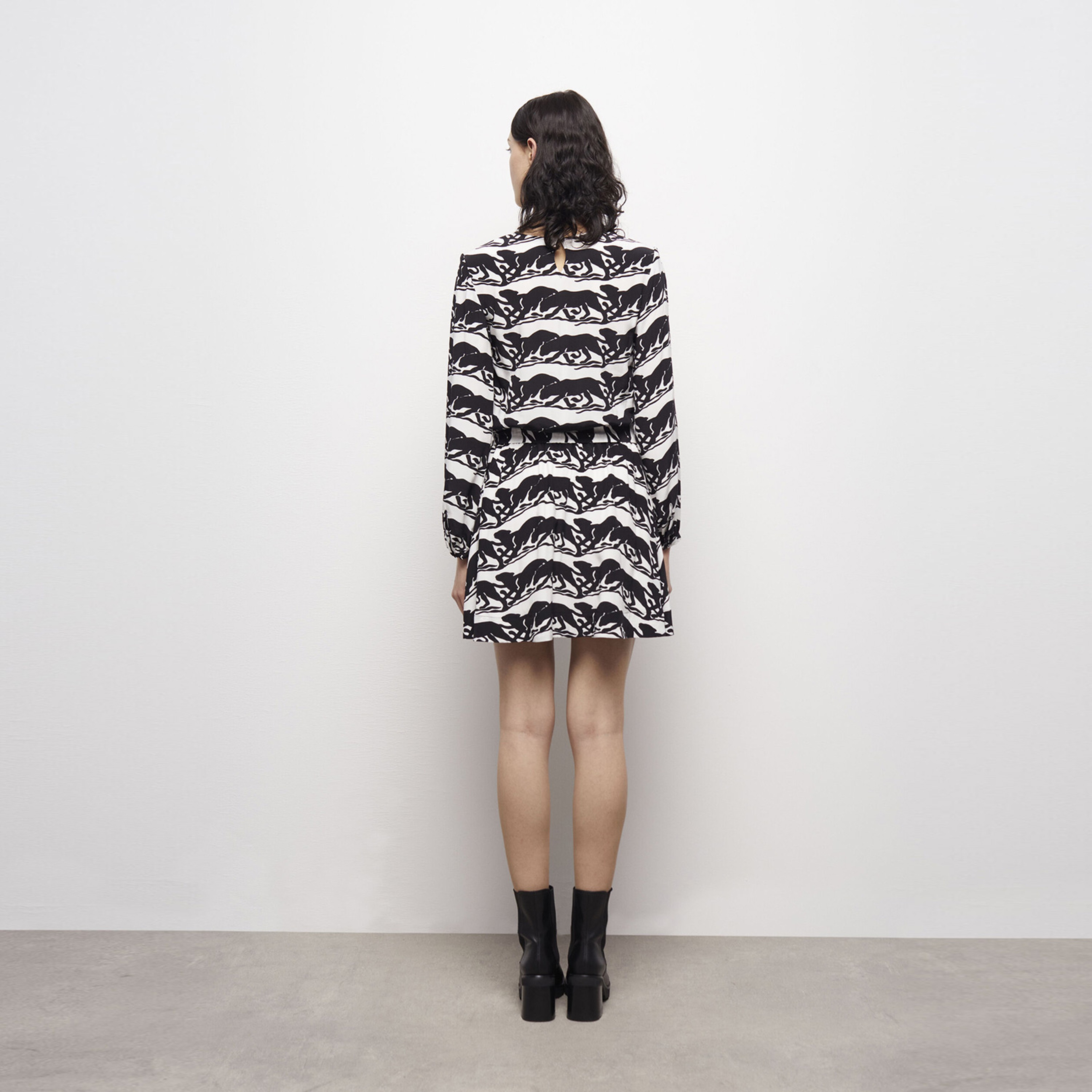 KADIN DESENLİ SİYAH MİNİ ELBİSE