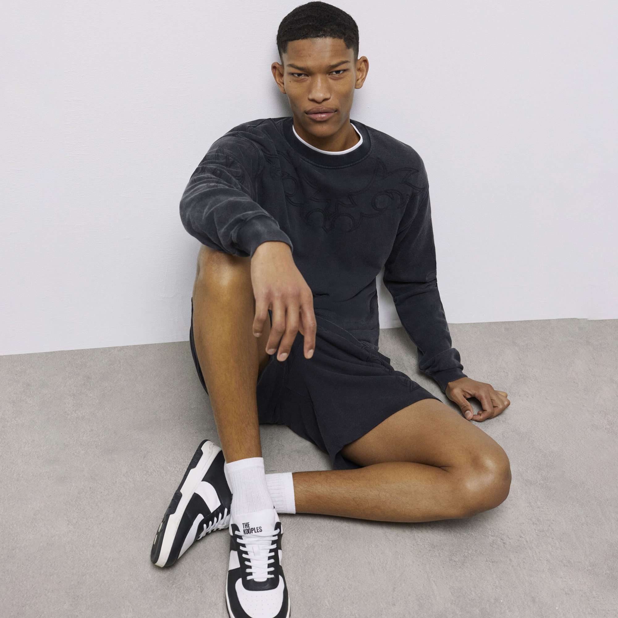 ERKEK İŞLEMELİ SİYAH SWEATSHIRT