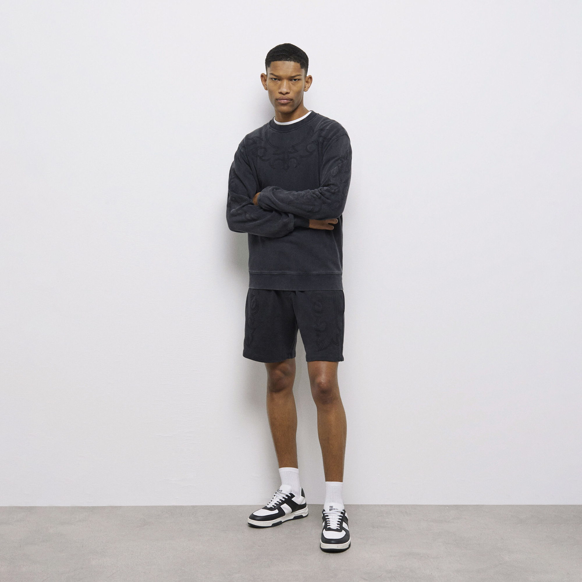 ERKEK İŞLEMELİ SİYAH SWEATSHIRT