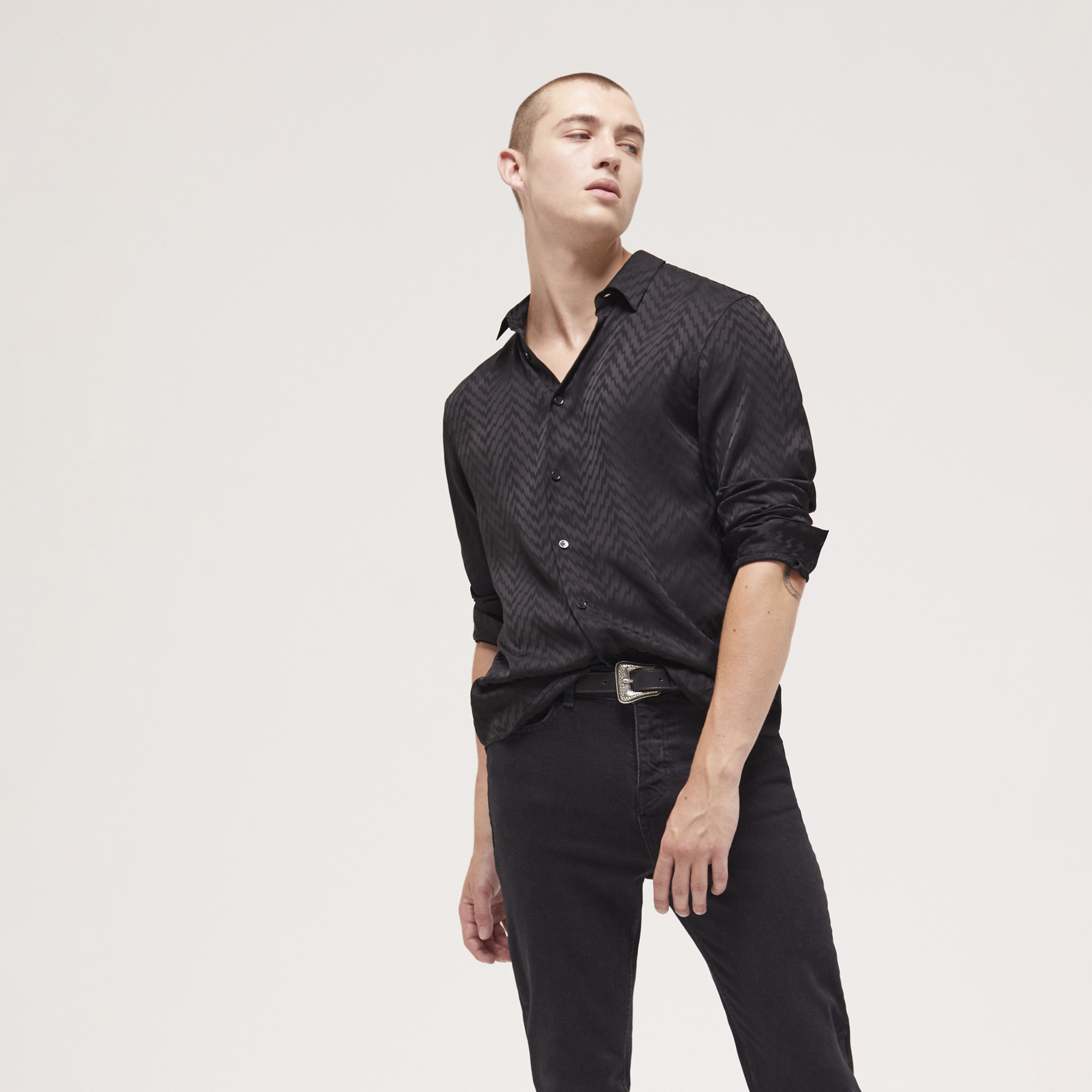 ERKEK DESENLİ SİYAH GÖMLEK