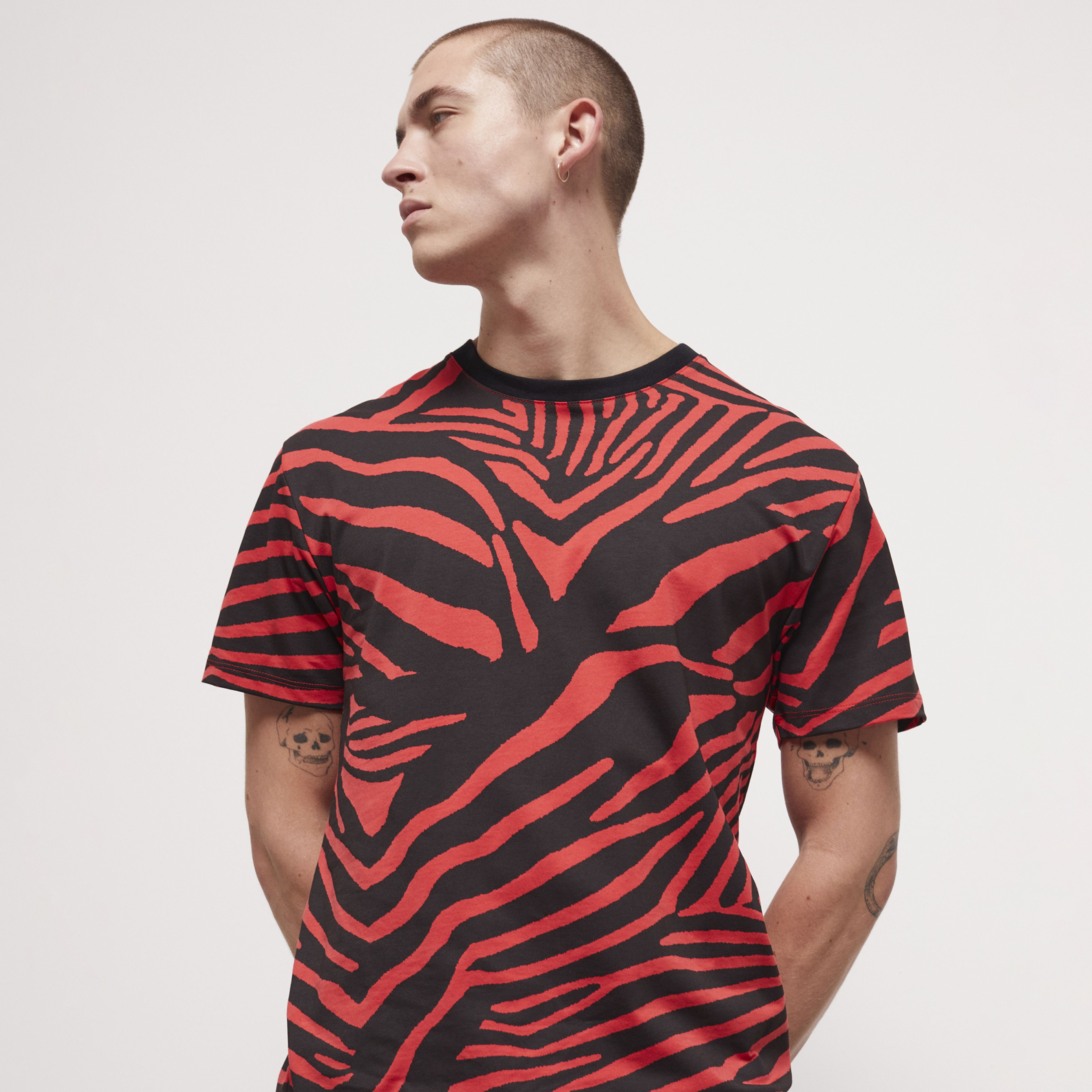 ERKEK ZEBRA DESENLİ KIRMIZI T-SHIRT