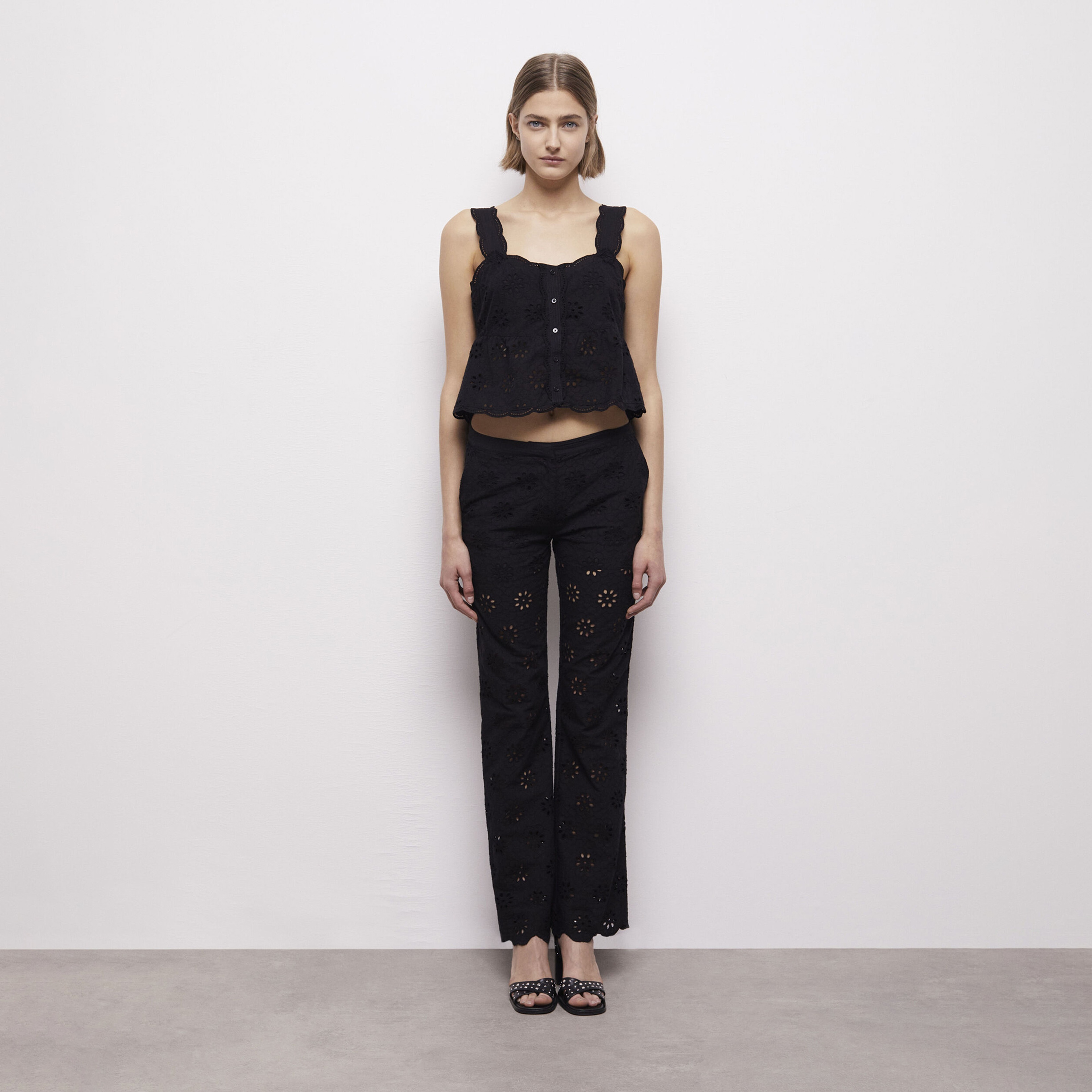 KADIN İŞLEMELİ SİYAH C BLUZ