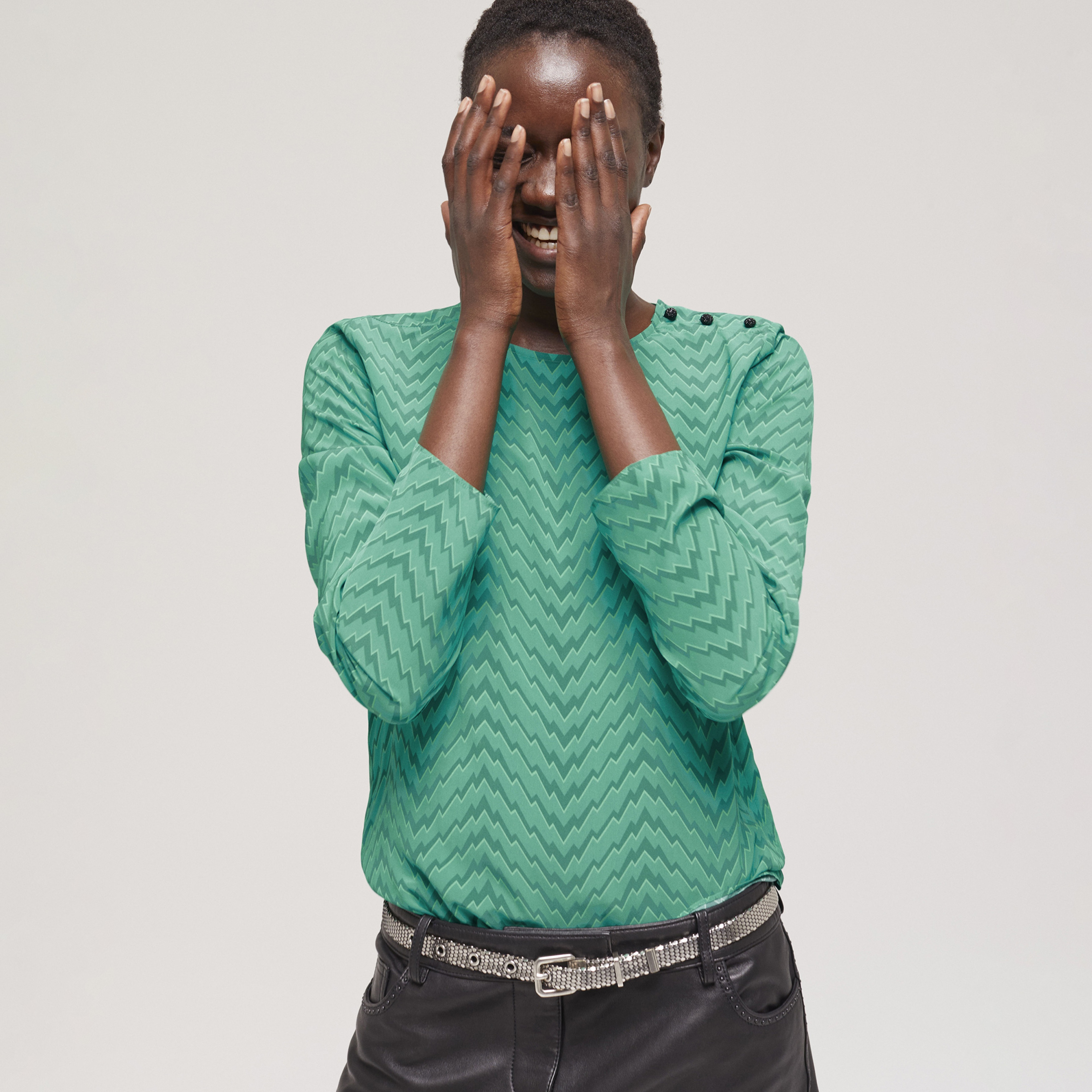 KADIN DESENLİ YEŞİL BLUZ