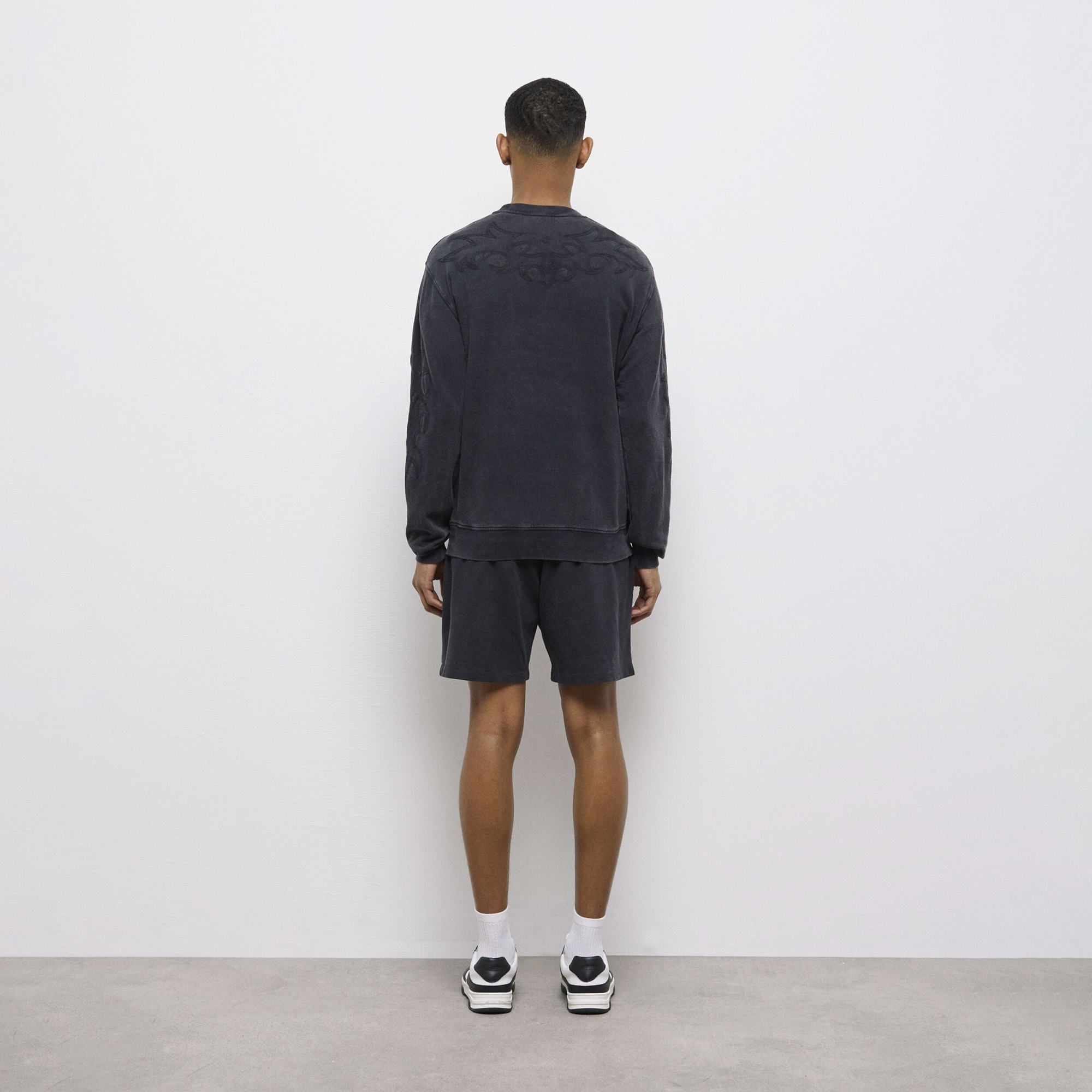 ERKEK İŞLEMELİ SİYAH SWEATSHIRT