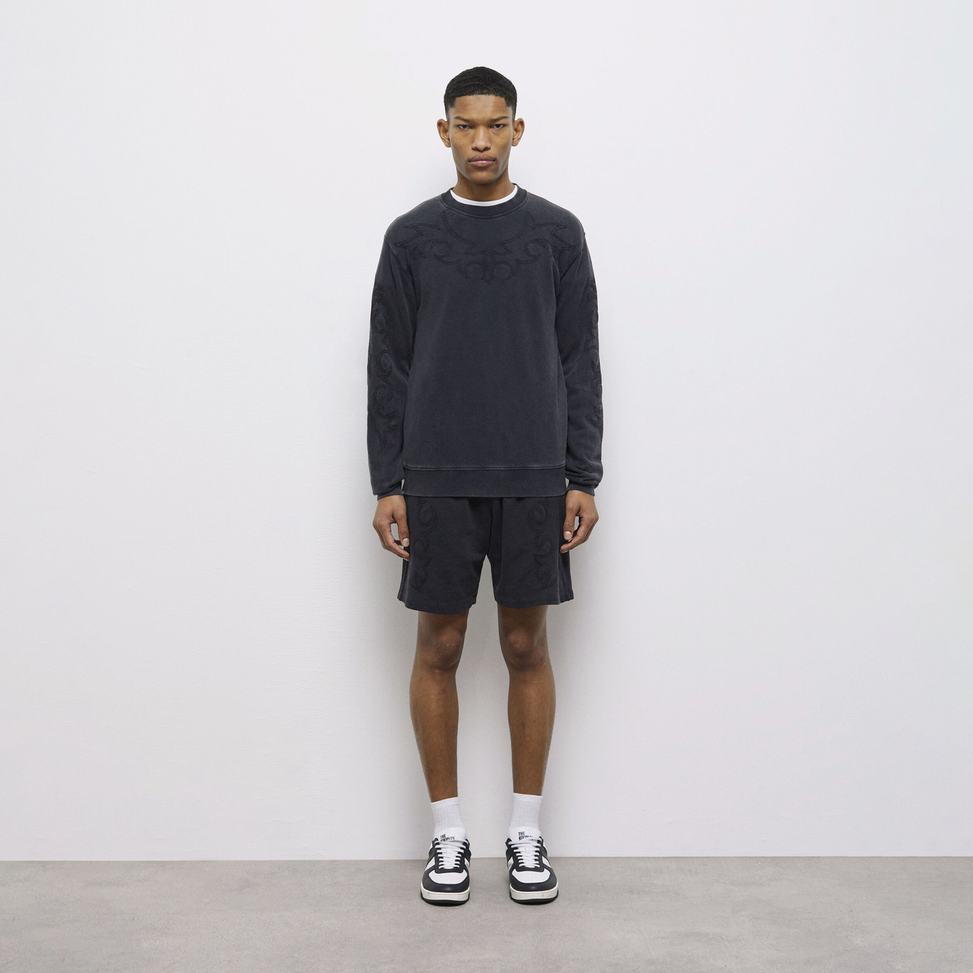 ERKEK İŞLEMELİ SİYAH SWEATSHIRT