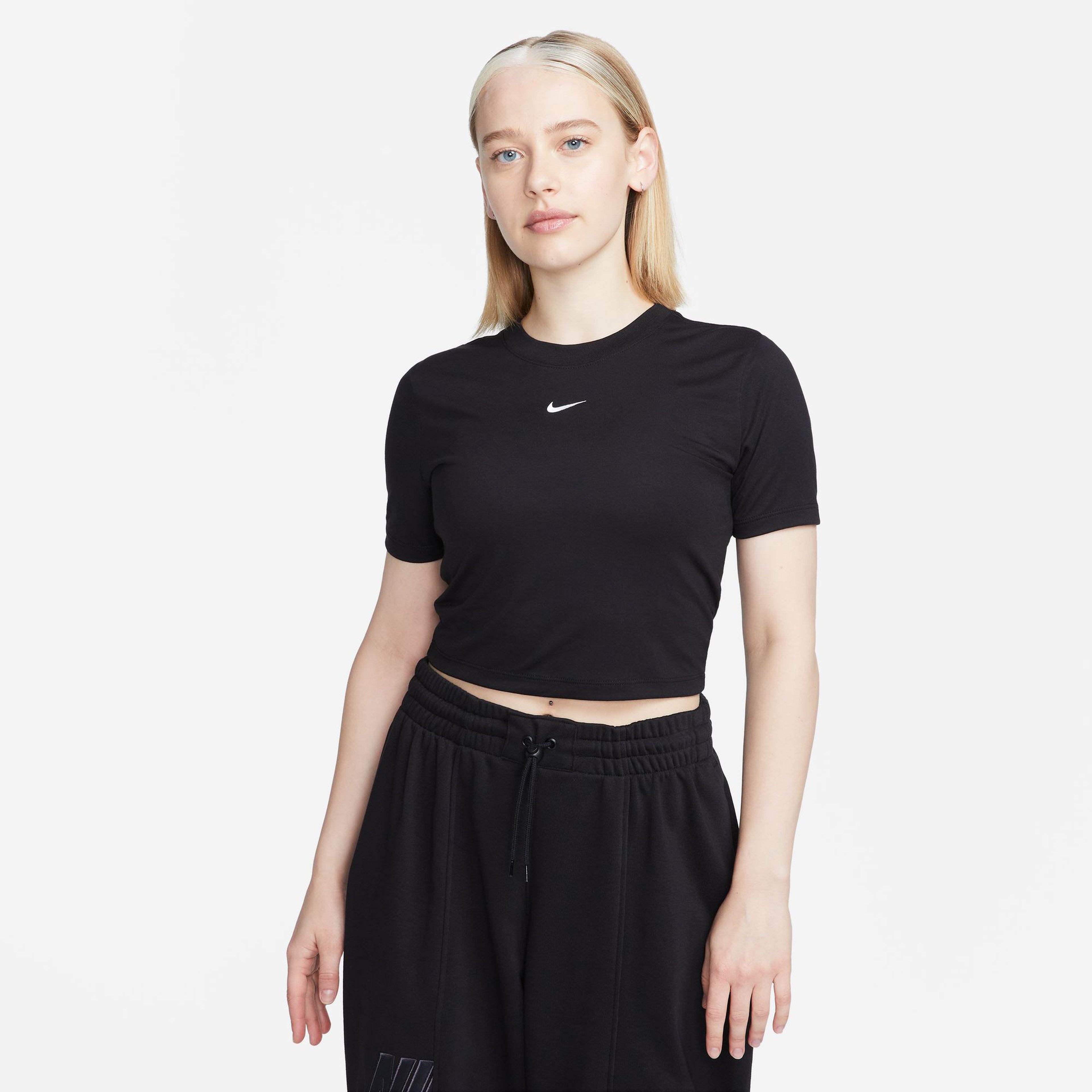 Nike Sportswear Essential Slim-Fit Crop Kadın Siyah T-Shirt