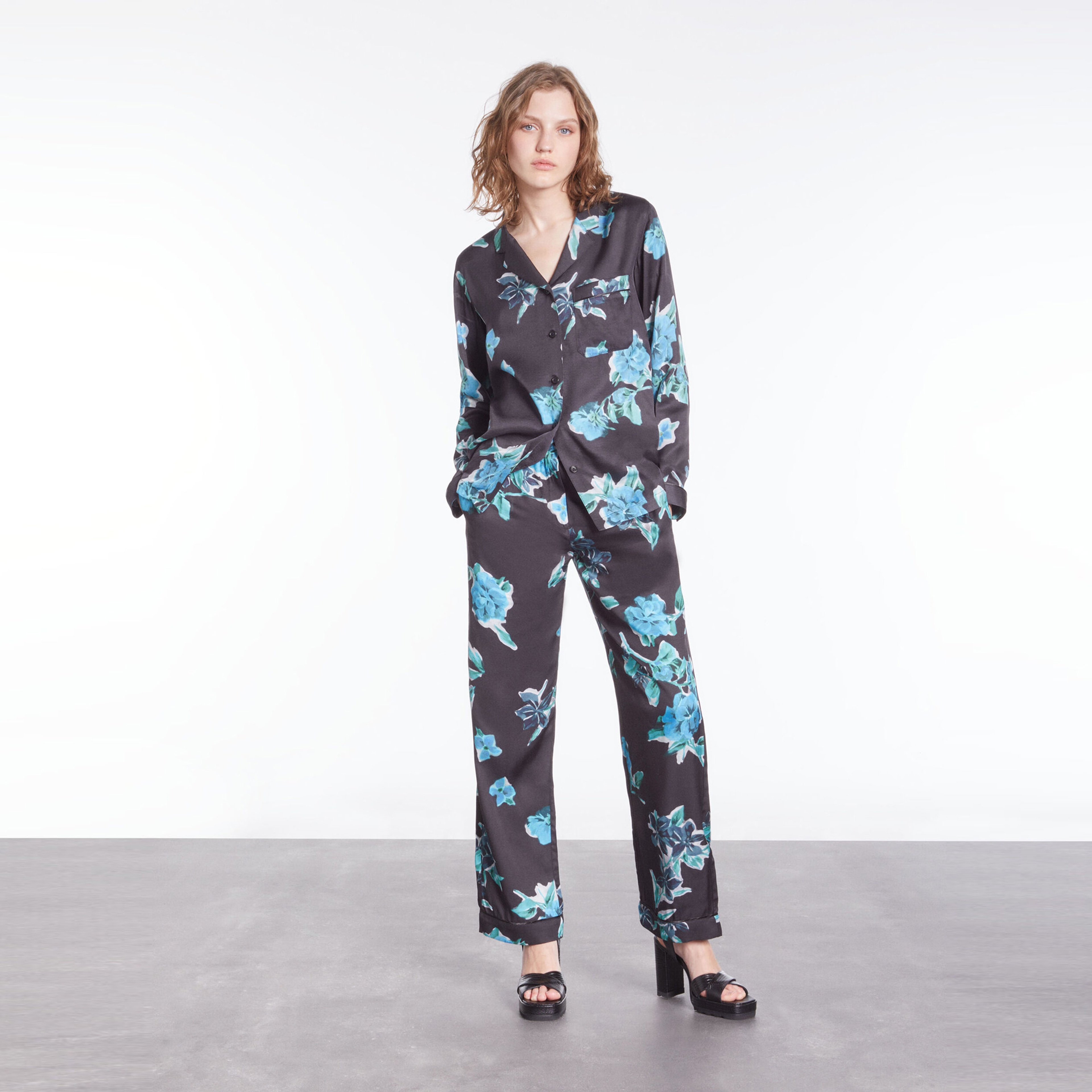 KADIN ÇİÇEK DESENLİ SİYAH GÖMLEK