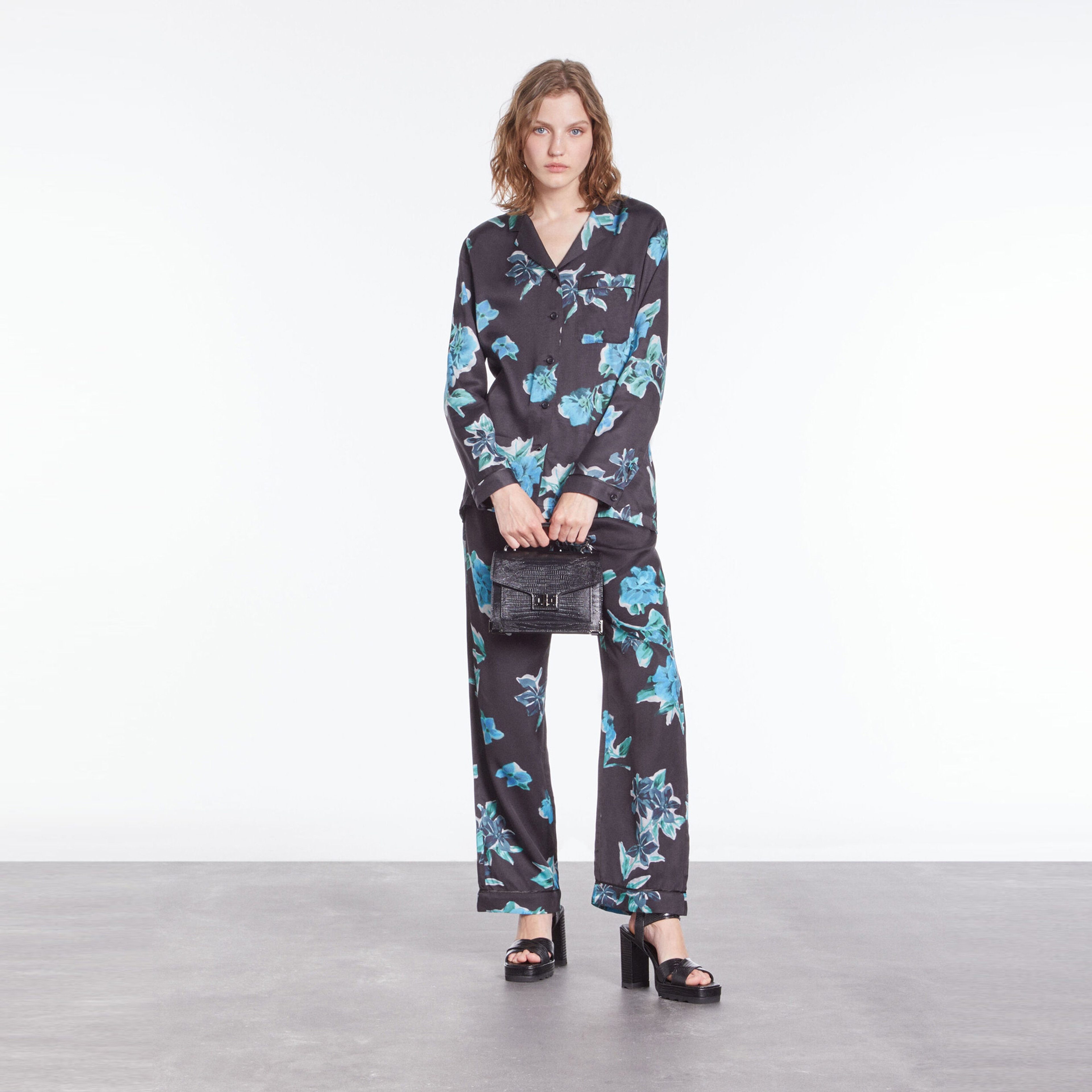 KADIN ÇİÇEK DESENLİ SİYAH GÖMLEK