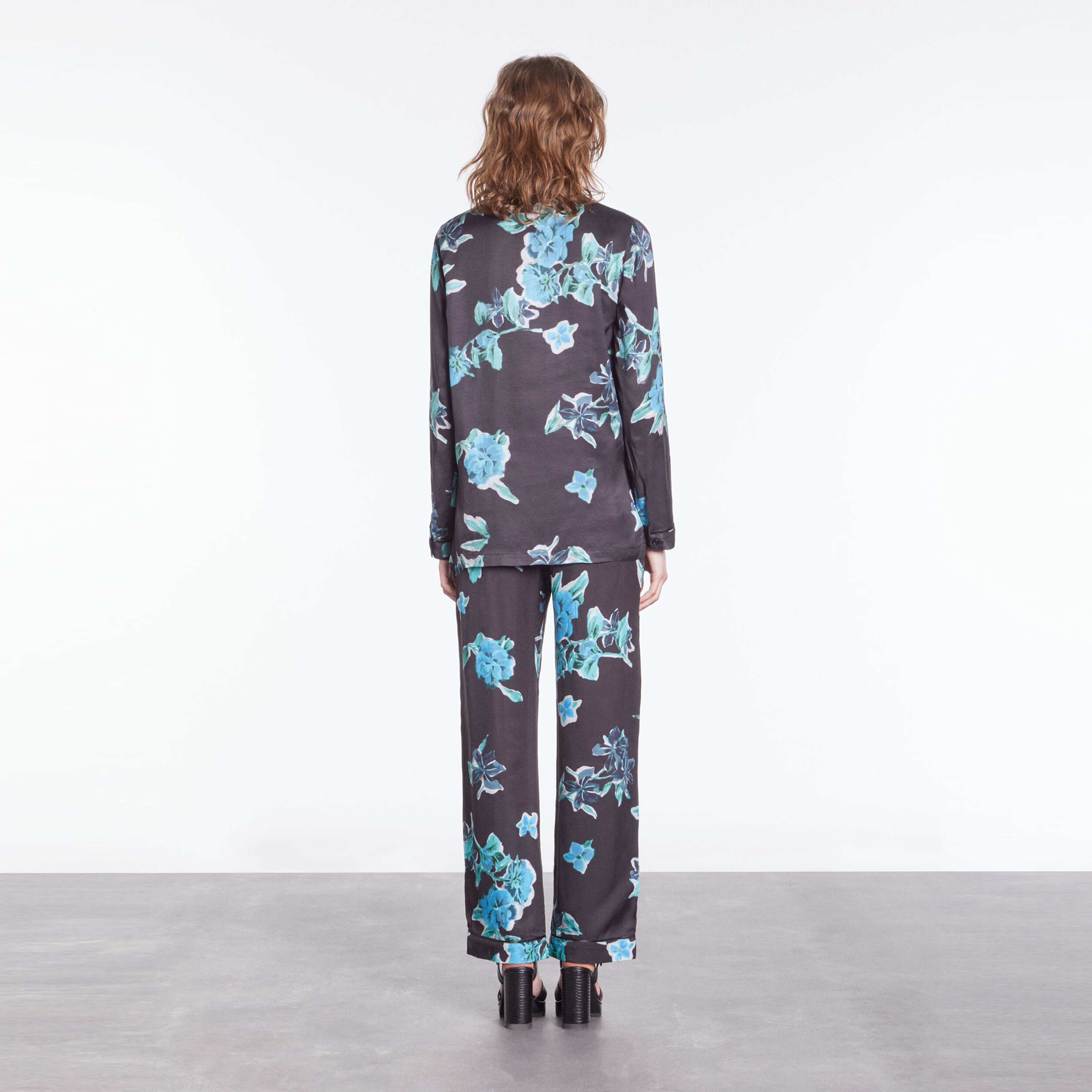 KADIN ÇİÇEK DESENLİ SİYAH GÖMLEK