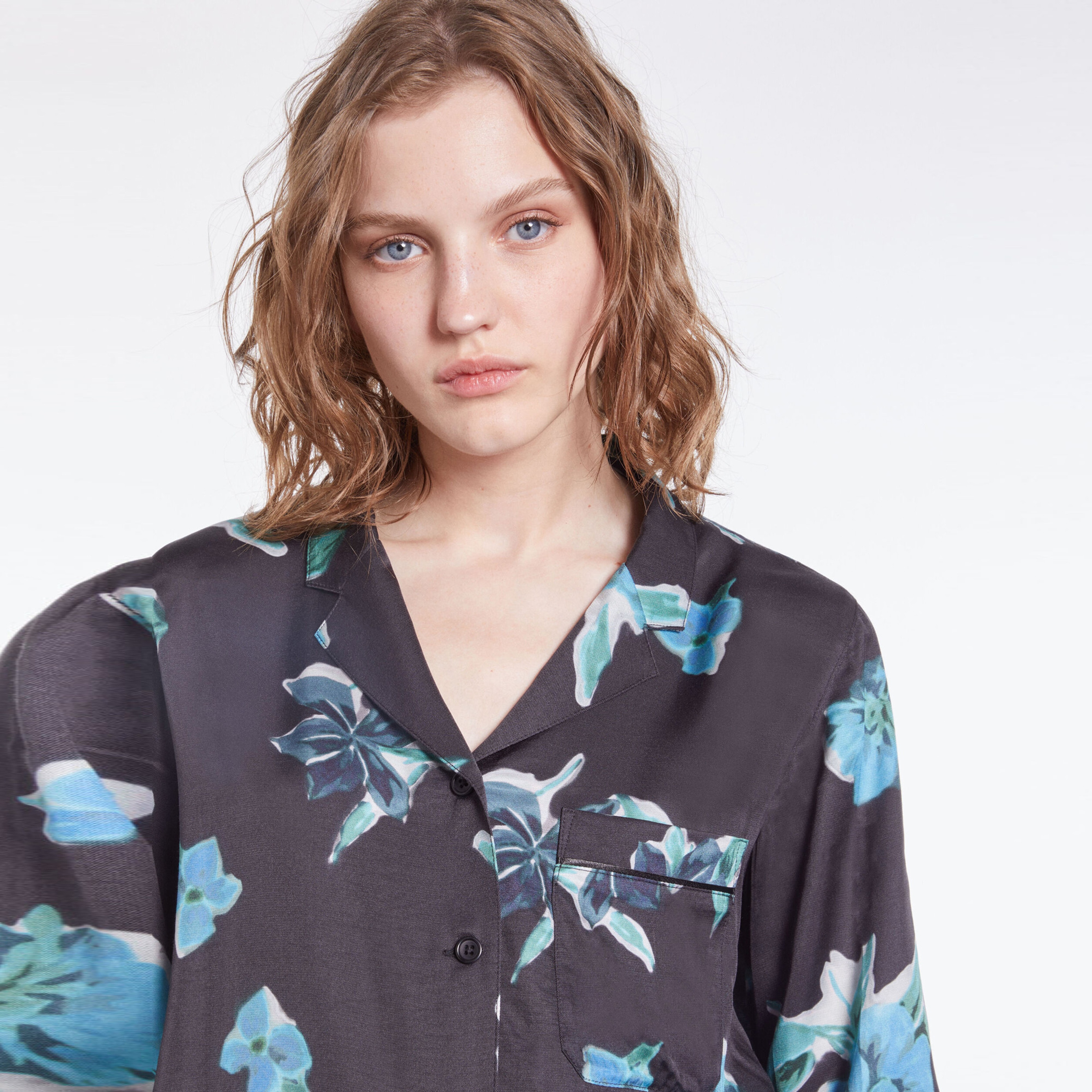 KADIN ÇİÇEK DESENLİ SİYAH GÖMLEK